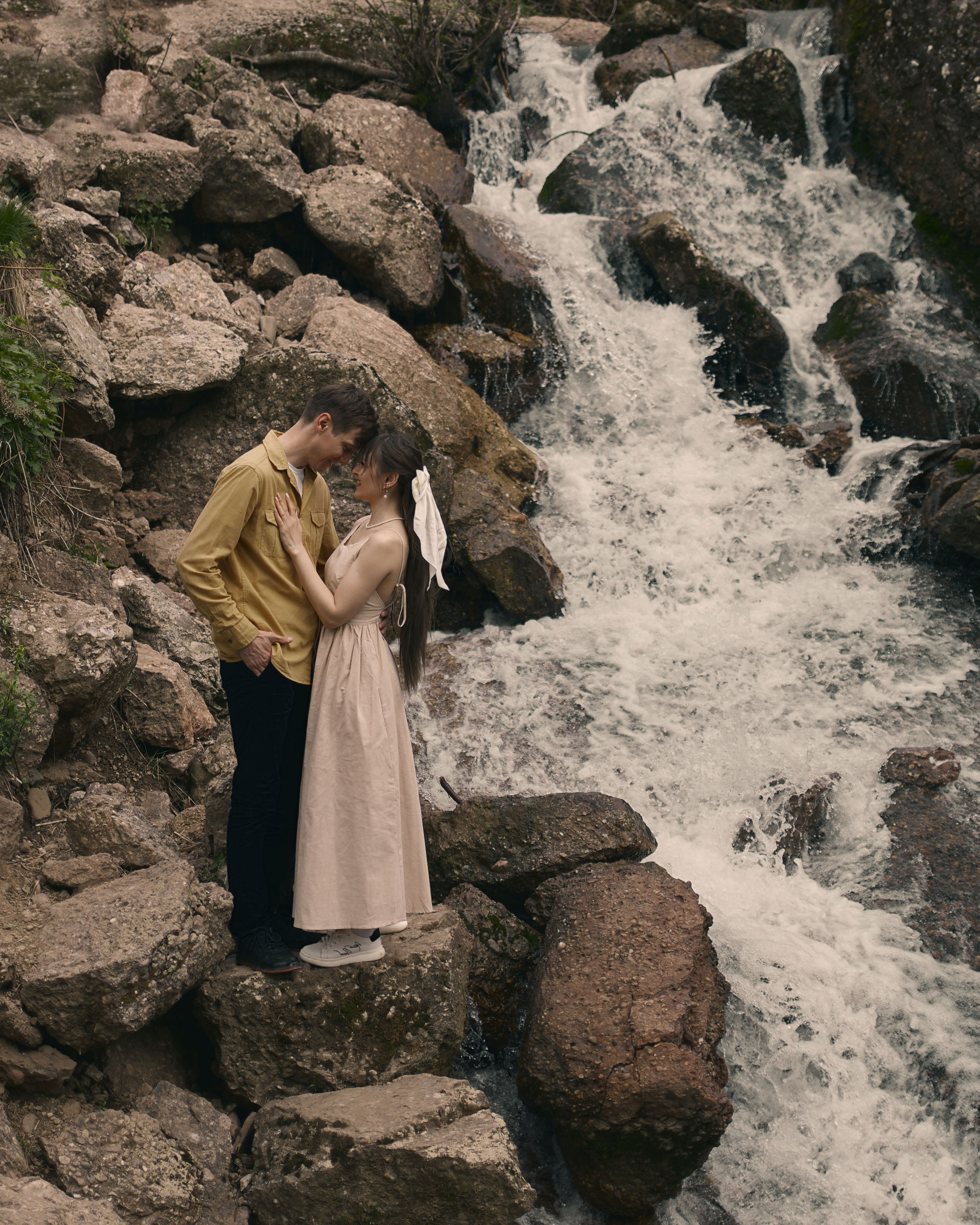 На водопаде. Фотограф в Уфе Кира Прозорова. Свадебные, портретные и семейные съемки