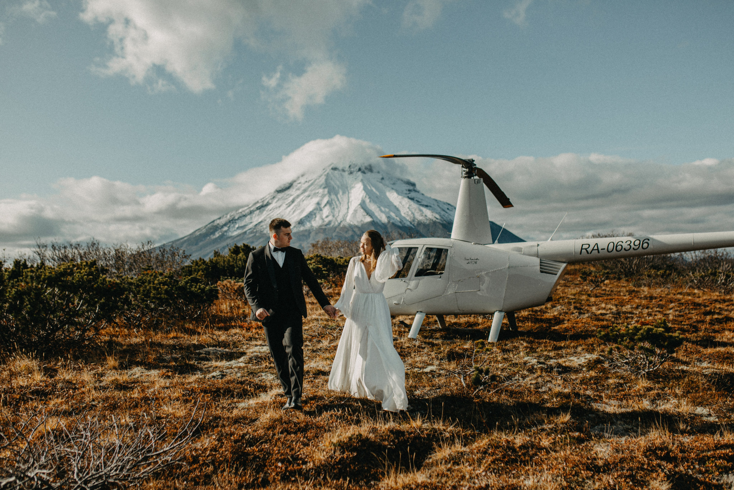 Вертолетный полет Бухта Жировая. Свадебное фото и видео на Камчатке. Туристические маршруты