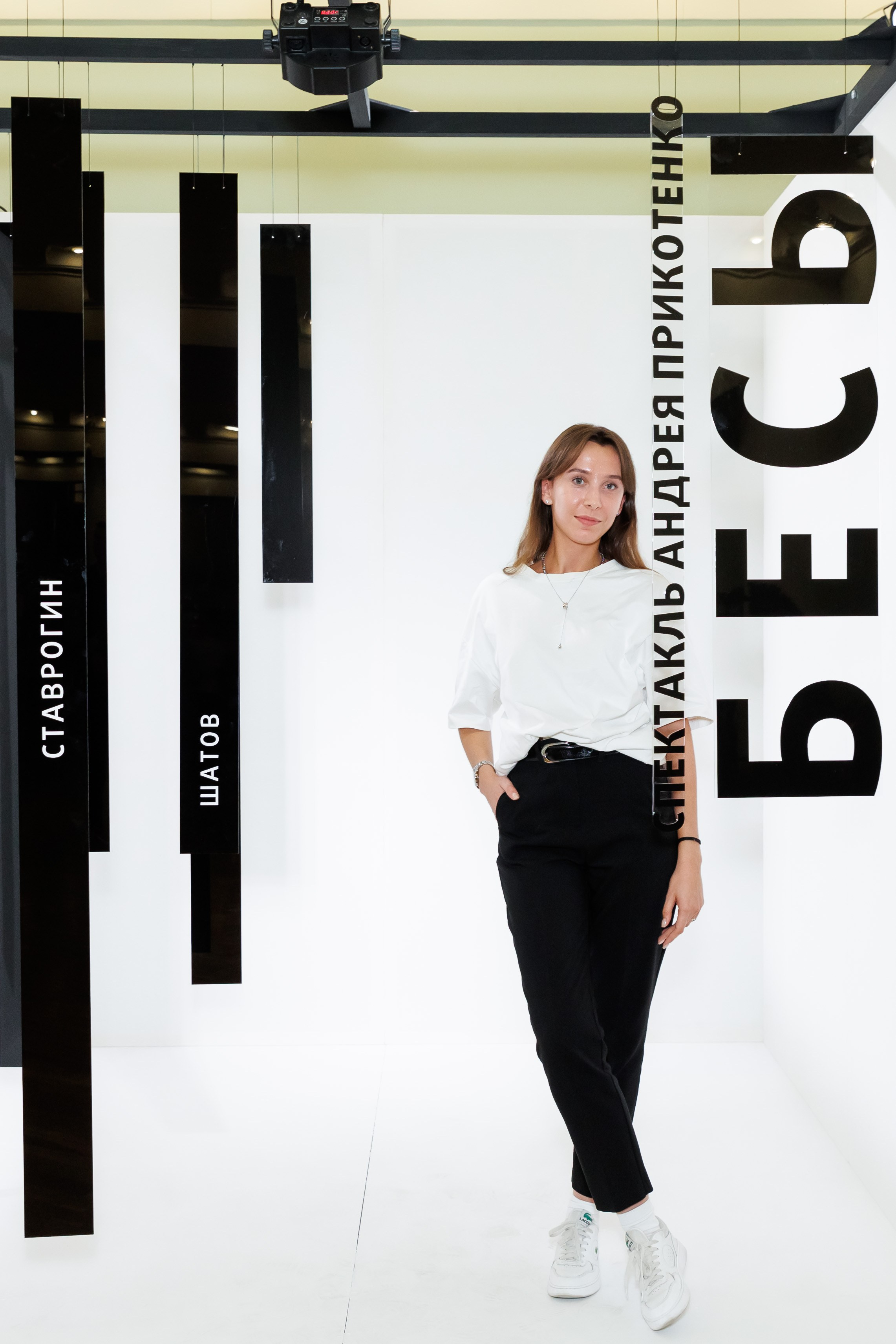 Красный факел — фотозона перед премьерой спектакля. Фотограф Новосибирск — Наталья Гресь