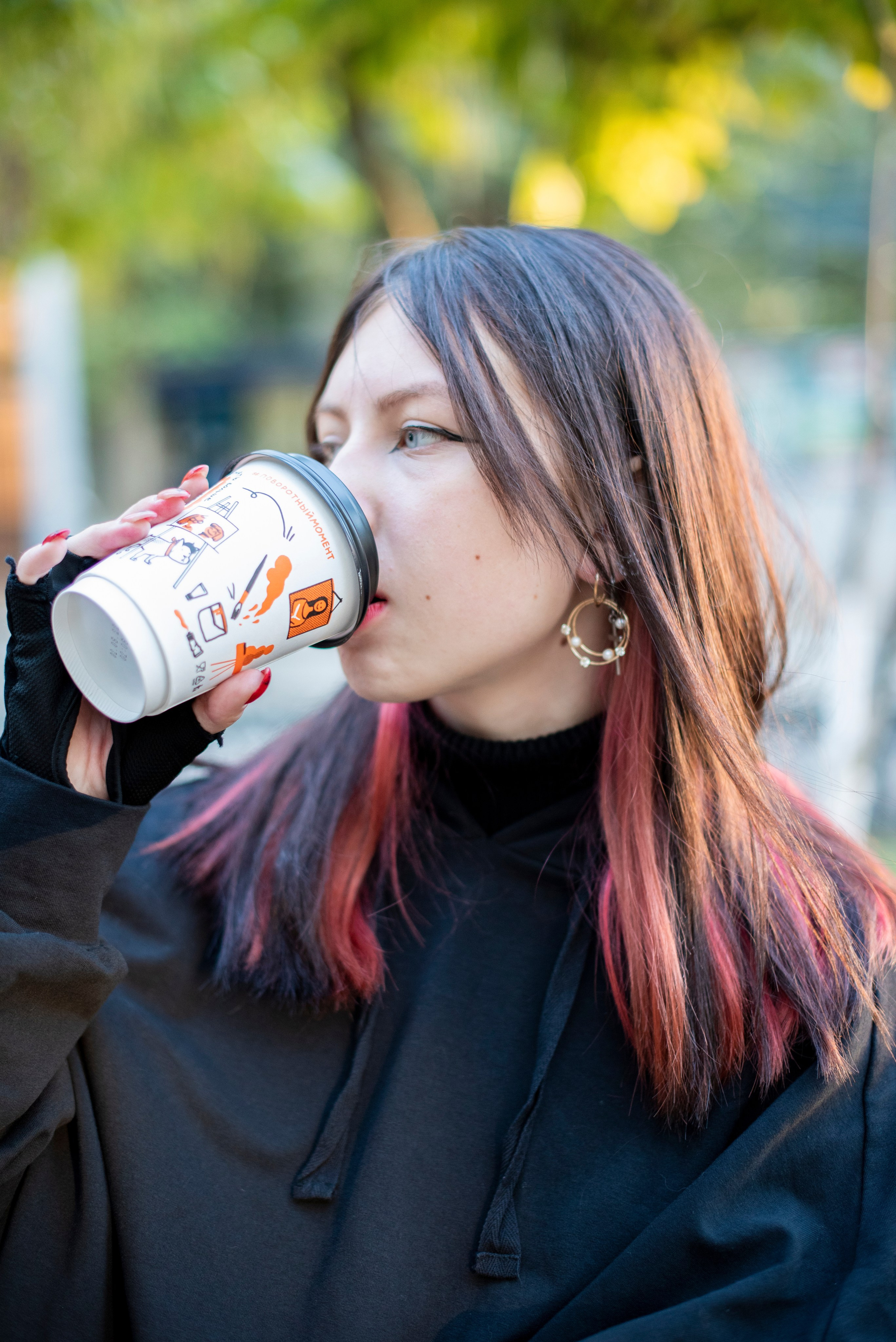 девушка-студентка. чёрный балахон. чёрно-красные волосы. серьги. каменск-шахтинский