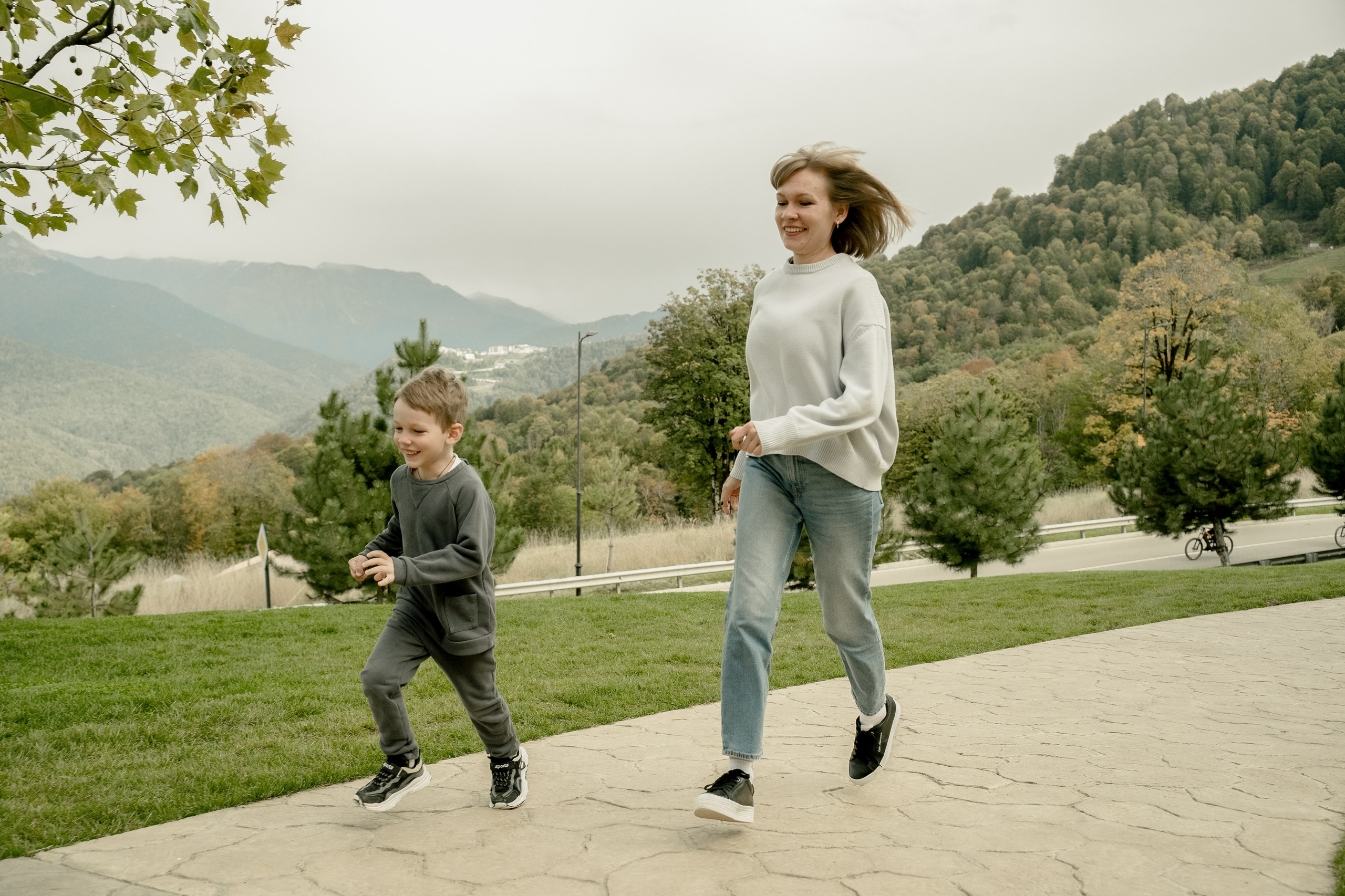 Фотокадр бегущей мамы и ребенка на 960 КП