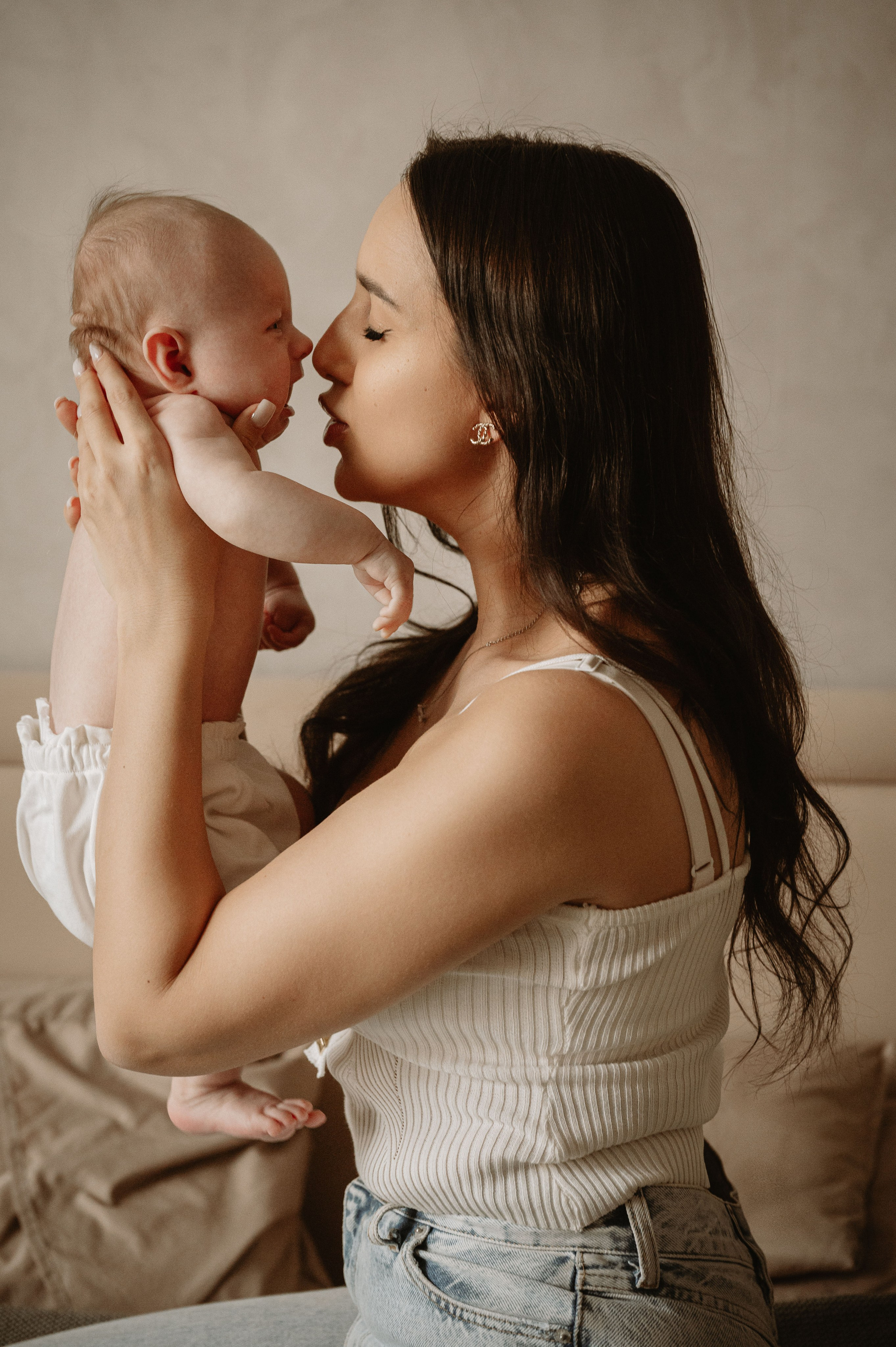 Малышка Зои с мамой и бабушками. Фотограф беременности и семьи, домашние съемки, Ньюборн