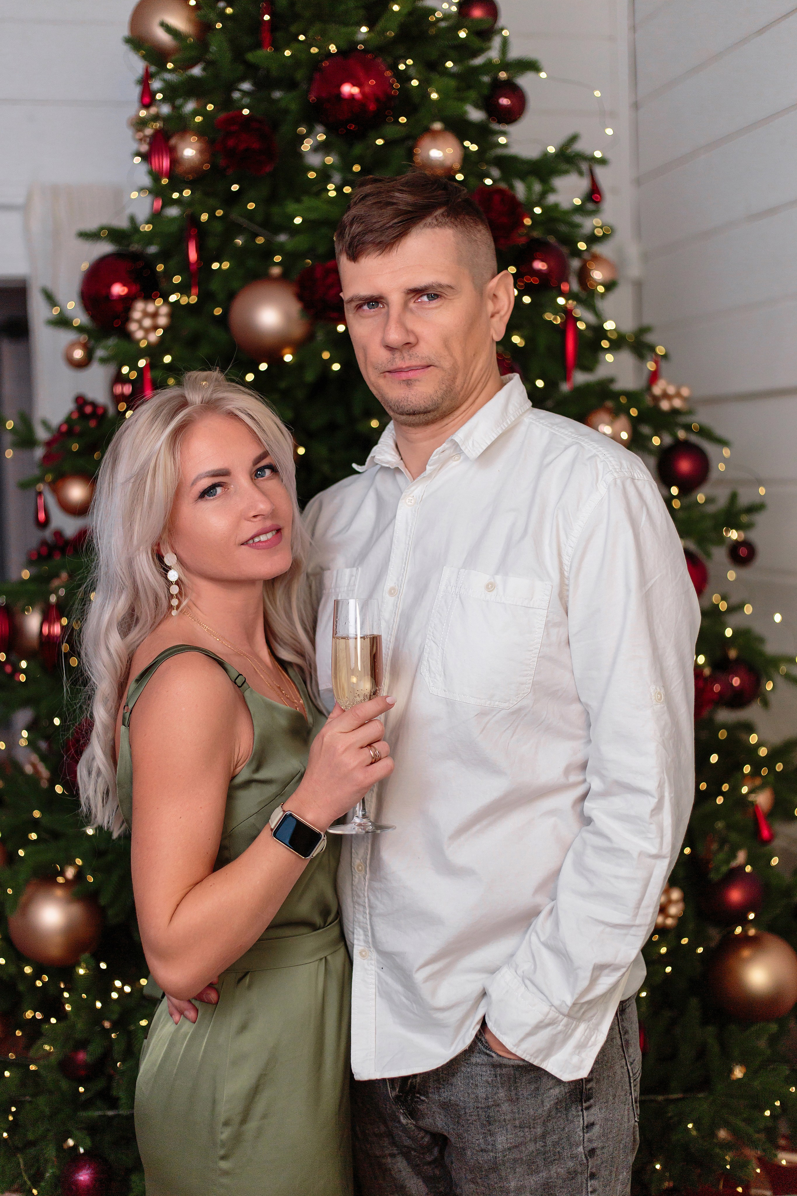 Фотография крисивой пары у елки