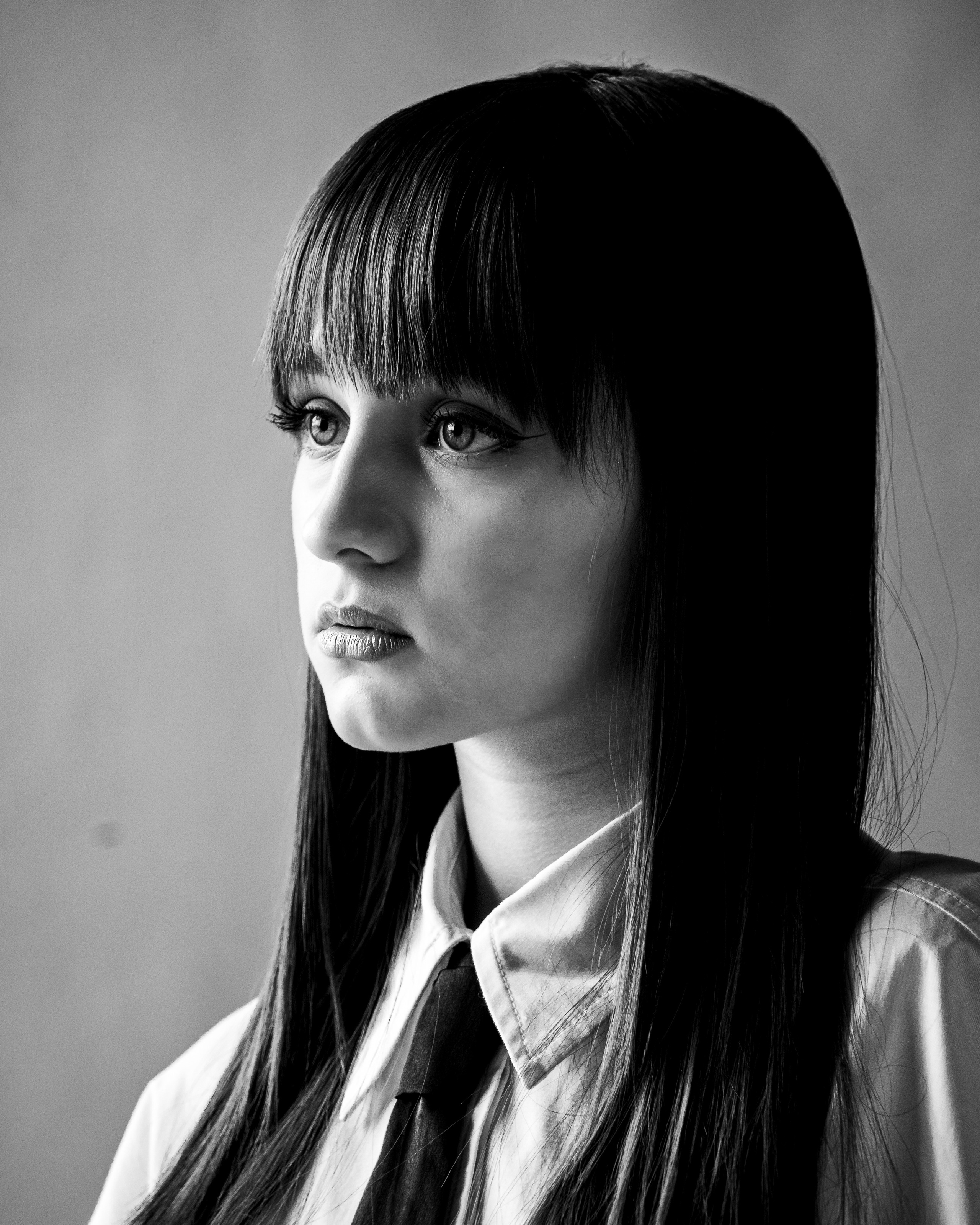 Минималистичный портрет девушки с акцентом на выражение лица