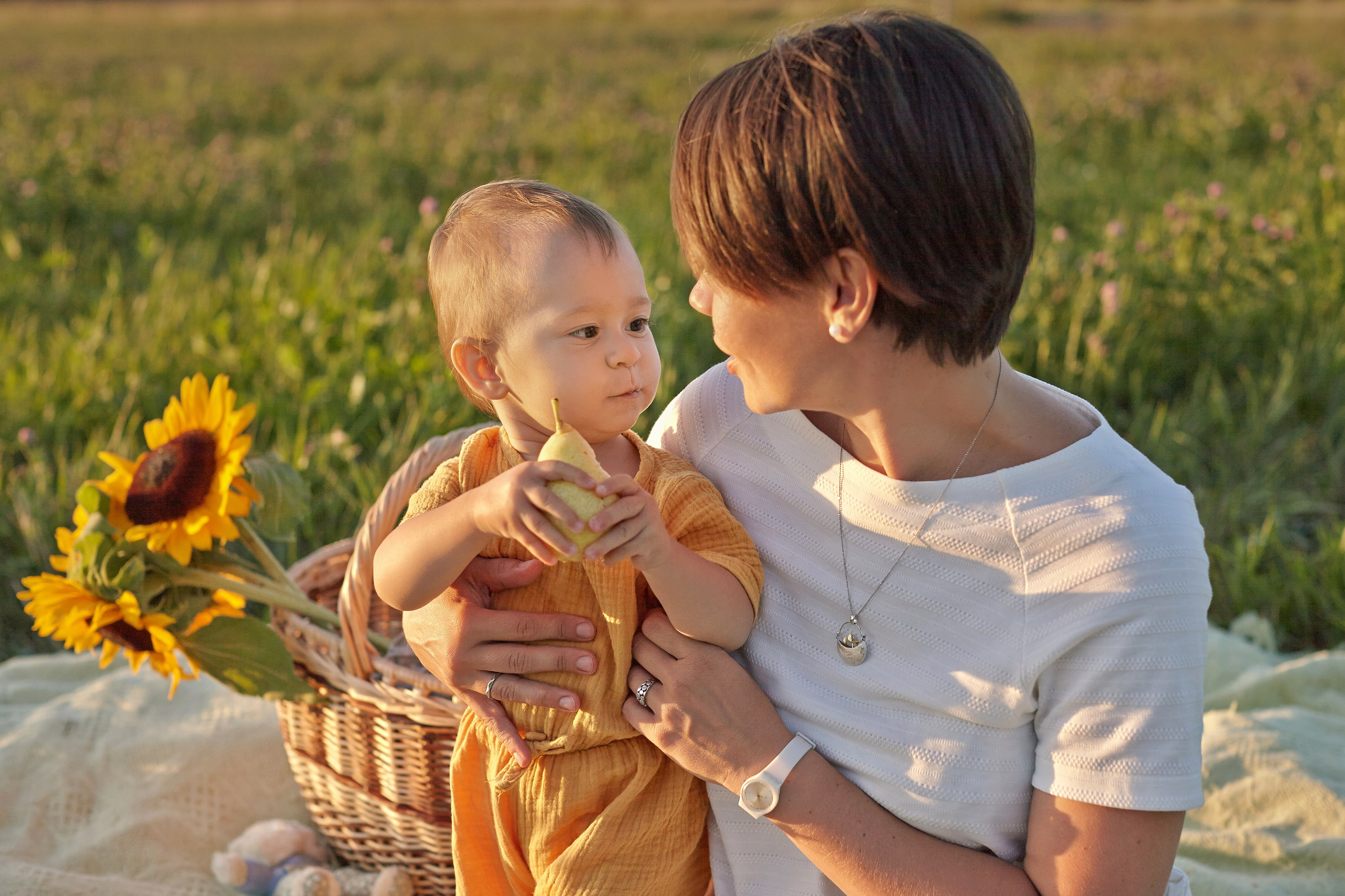 Мама с дочкой в поле на закате. Фотограф Ольга Ефремова