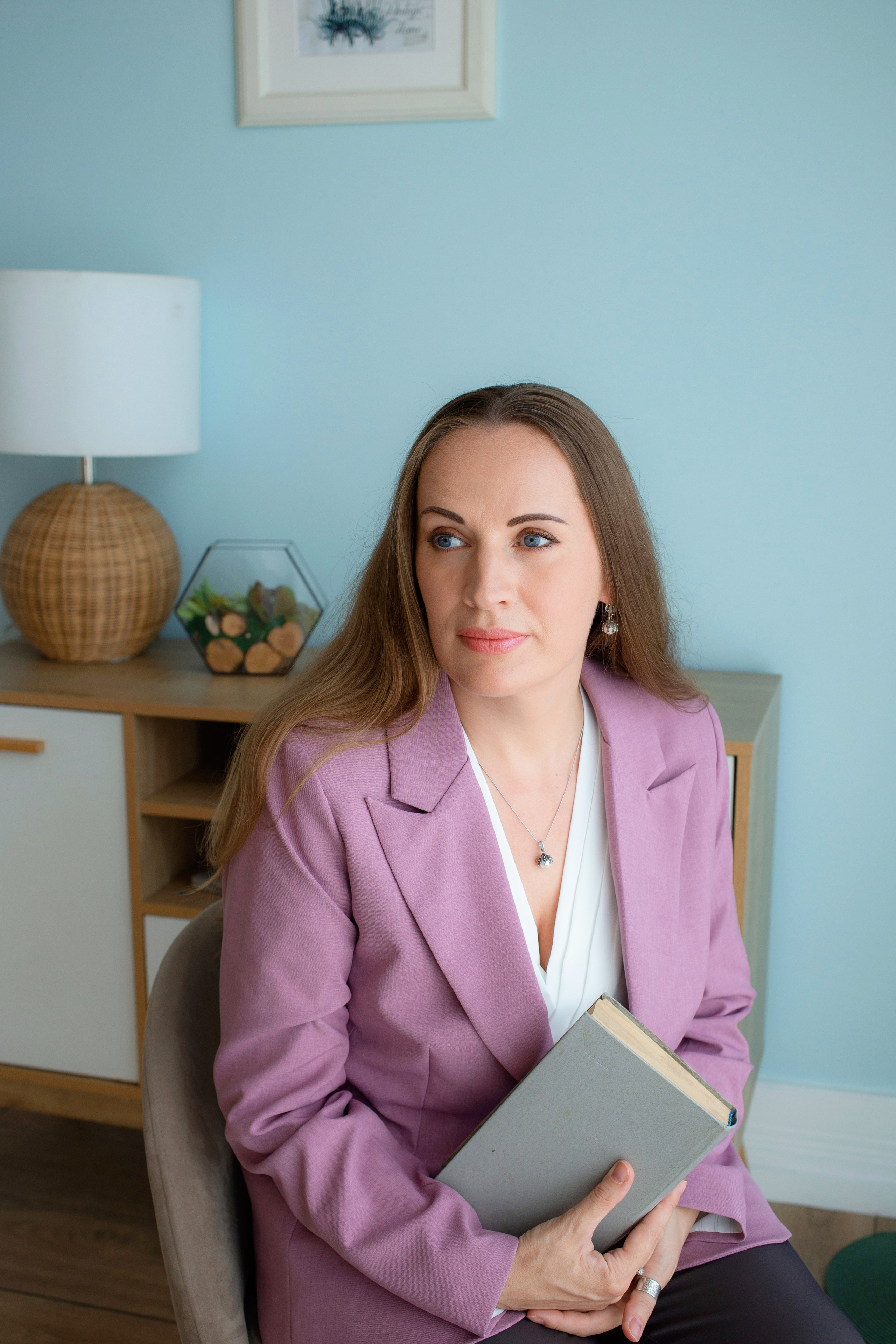 Профессиональные фото психолога для сайта и соцсетей в СПб. Портретные фотосессии, контент-съемки, репортаж