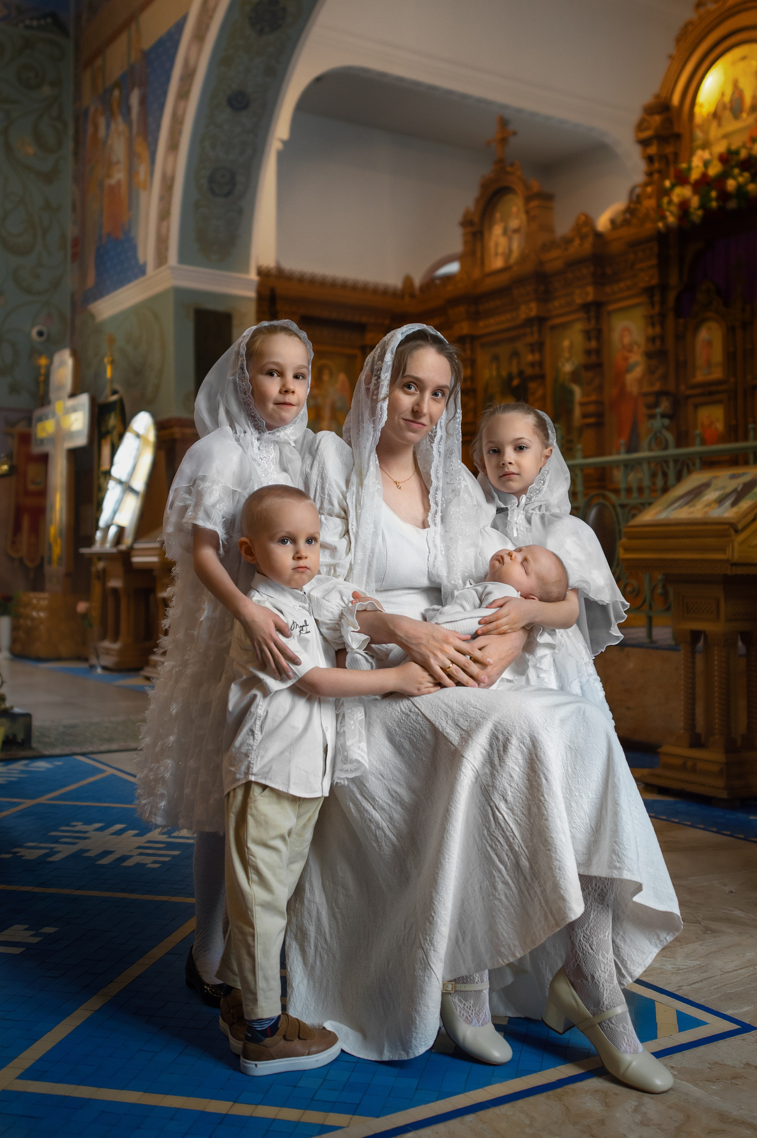 семья в белых одеждах в храме