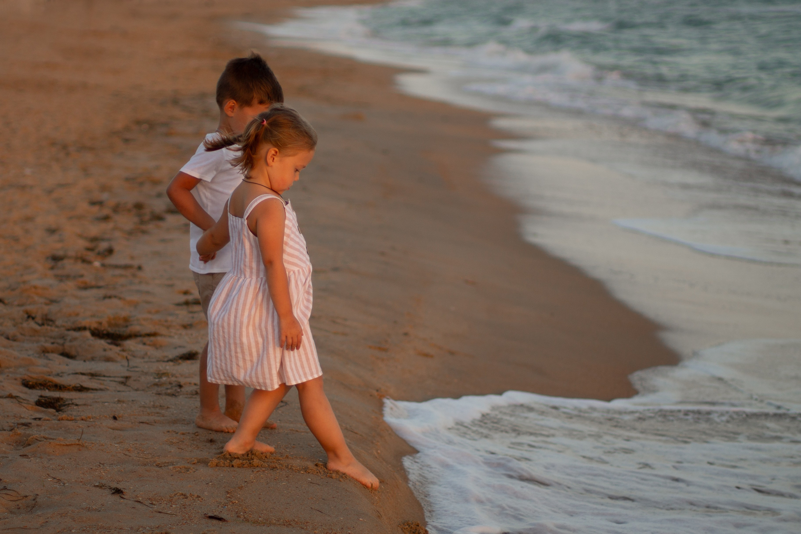 фотография детей на море, мальчик и девочка на море 