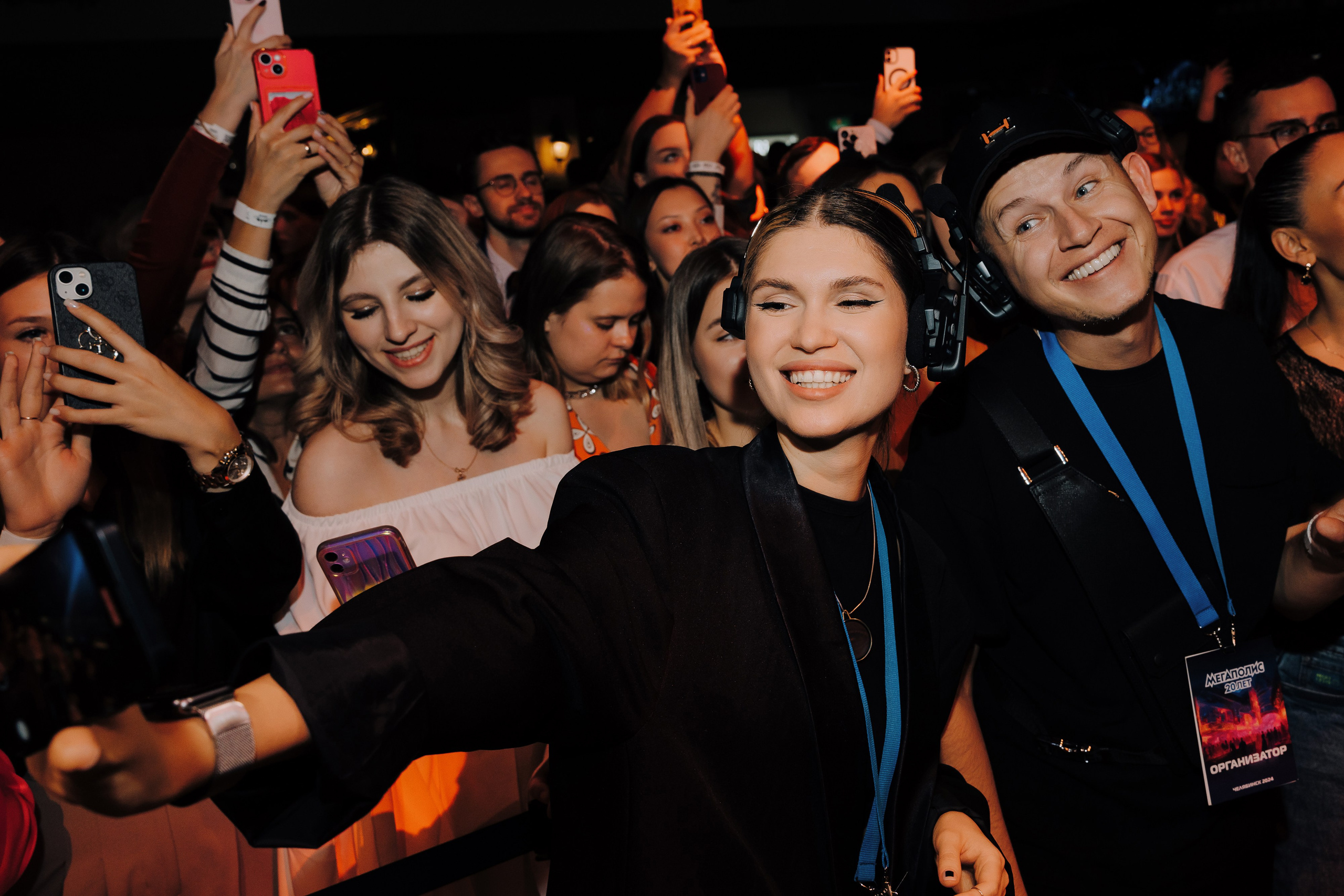 20 ЛЕТ МЕГАПОЛИС ЧЕЛЯБИНСК ХЕДЛАЙНЕР ЕЛКА. Репортажный фотограф Зуев Роман г. Челябинск