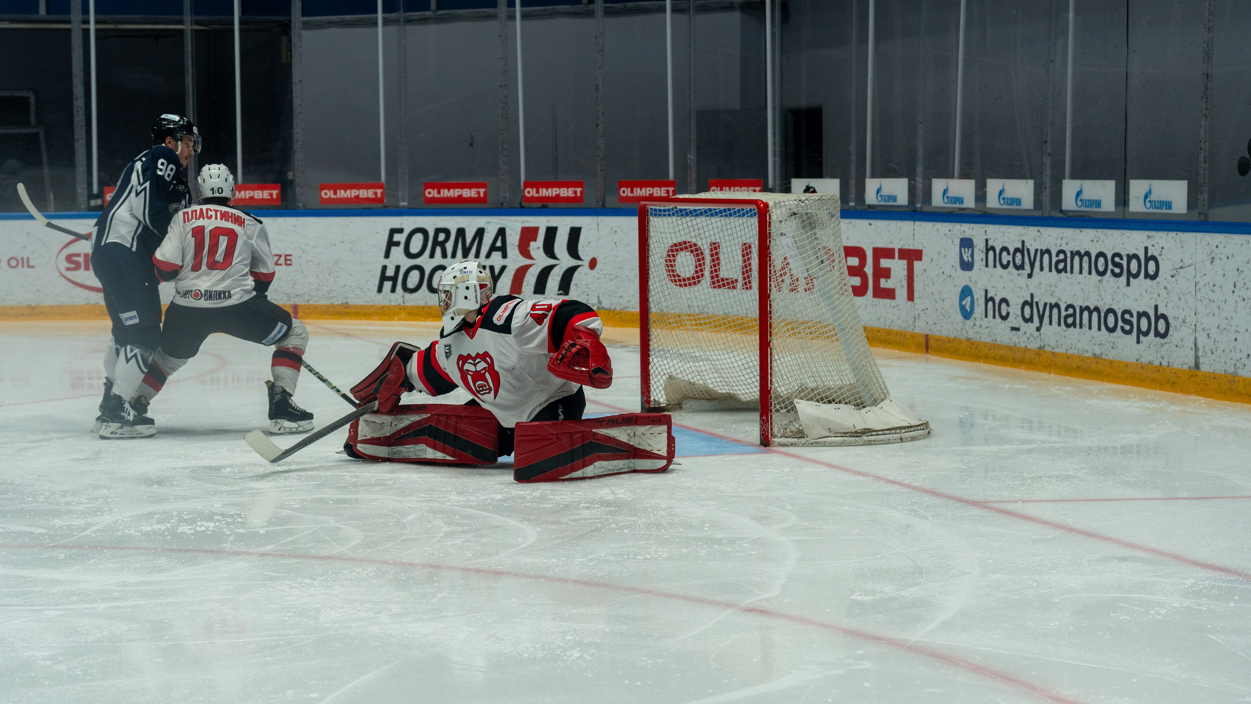 Вратарь «Молота» отражает атаку «Динамо» в матче в Санкт-Петербурге. Спортивная фотосъёмка, репортажный фотограф.