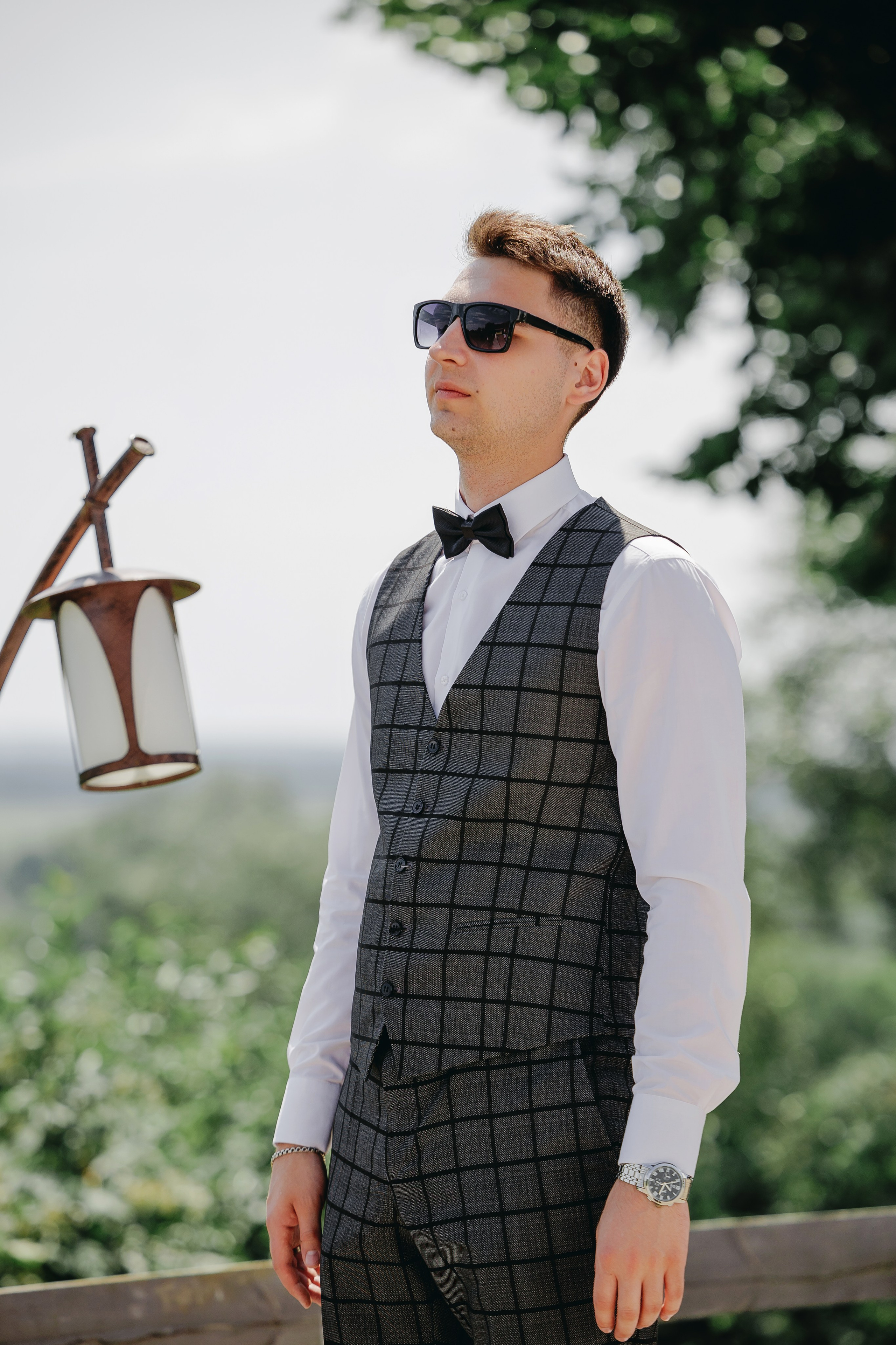 позы жениха на прогулке