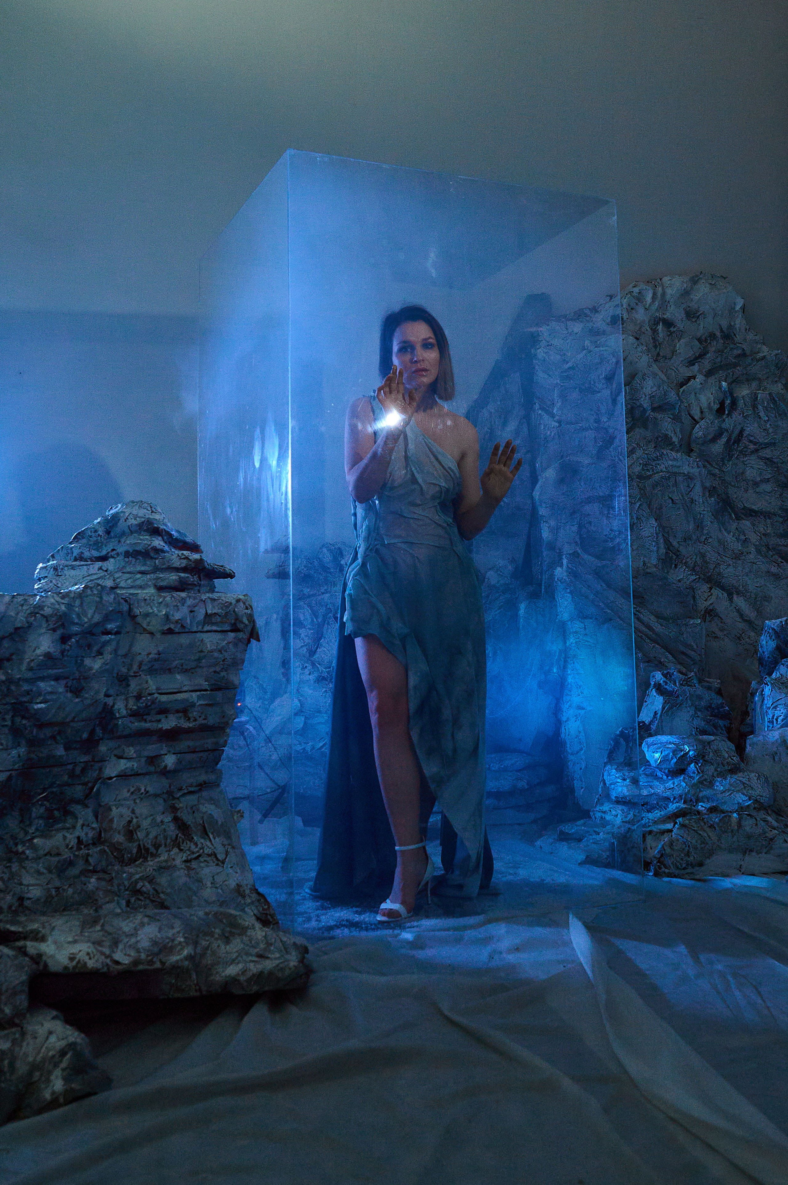 Фотосессия Ксении в декорациях «Лед» со стеклянным кубом