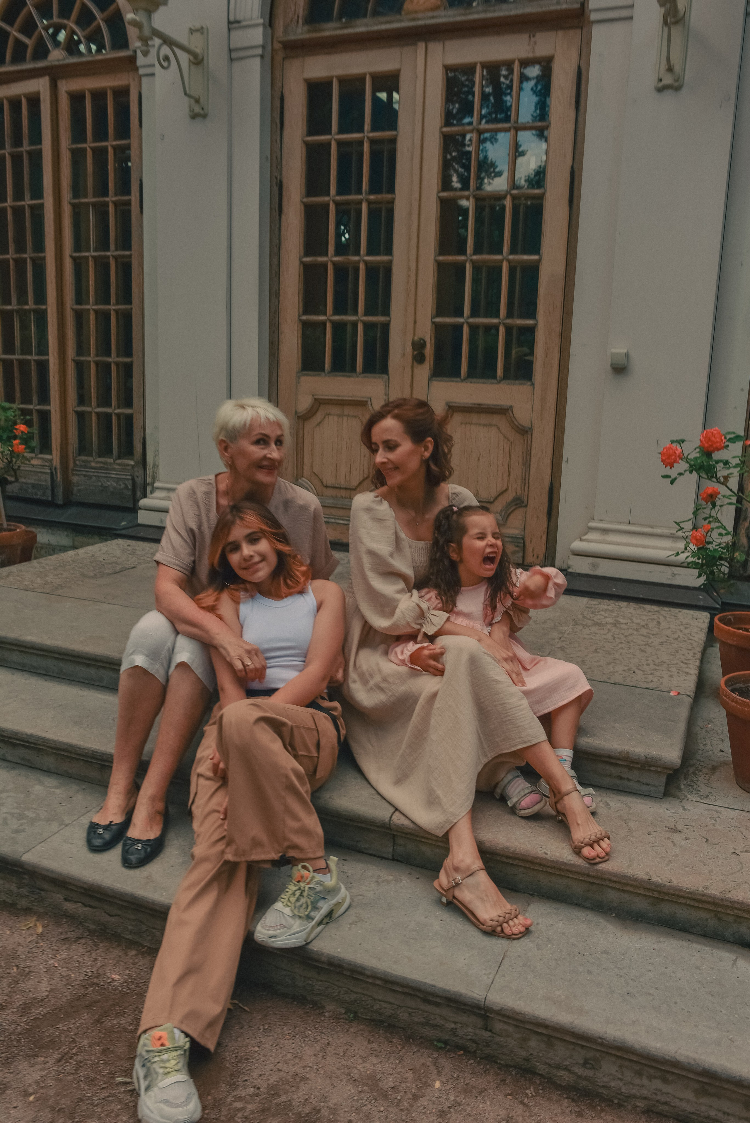 Фотосессия в Летнем саду. Анна, Татьяна, Злата и Эвелина. Семейный и свадебный фотограф в Санкт-Петербурге Яна