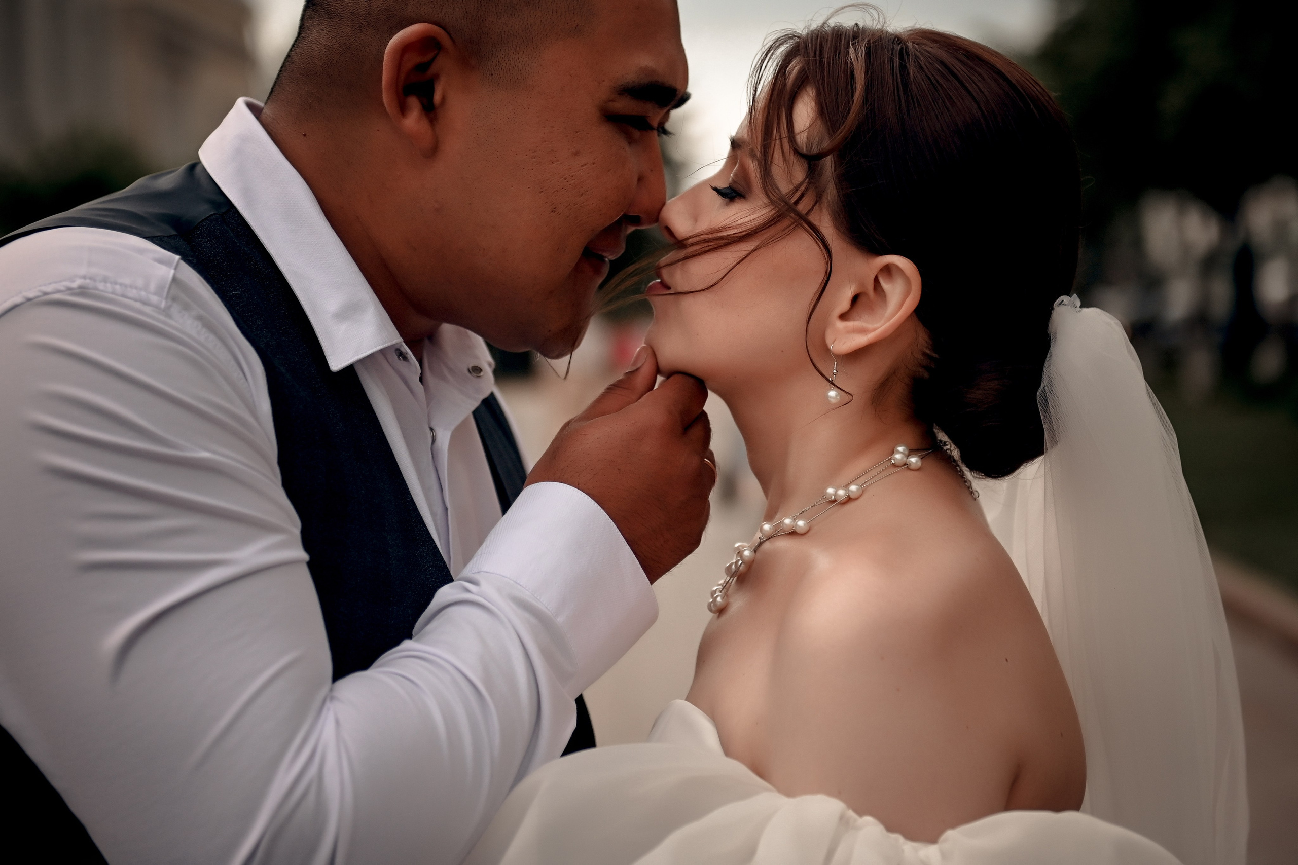 Небольшая свадебная серия в музее и прогулкой под дождем Эльмиры и Ризата. Свадебный, семейный, детский, контент фотограф в Омске Максим Ильин