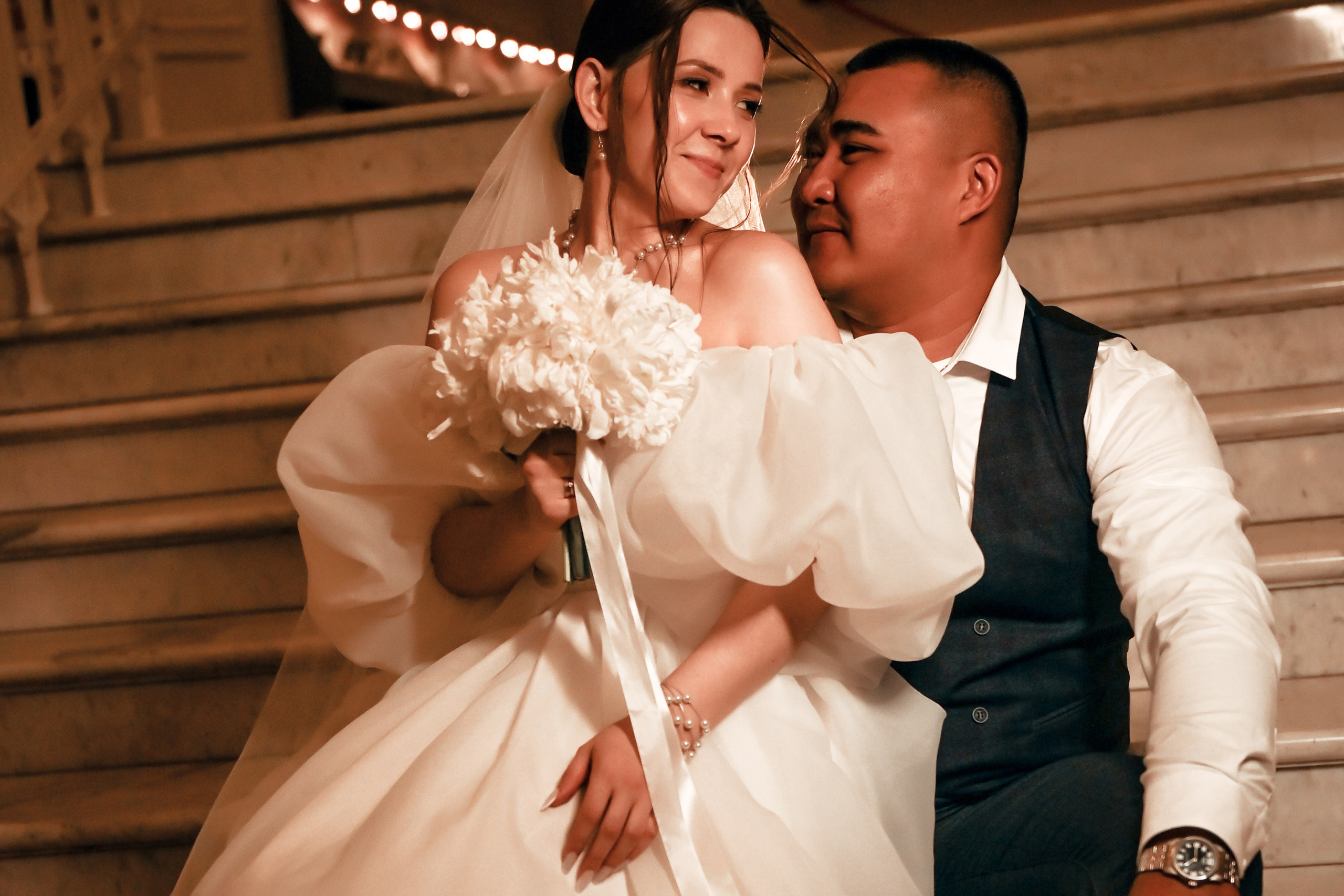 Небольшая свадебная серия в музее и прогулкой под дождем Эльмиры и Ризата. Свадебный, семейный, детский, контент фотограф в Омске Максим Ильин