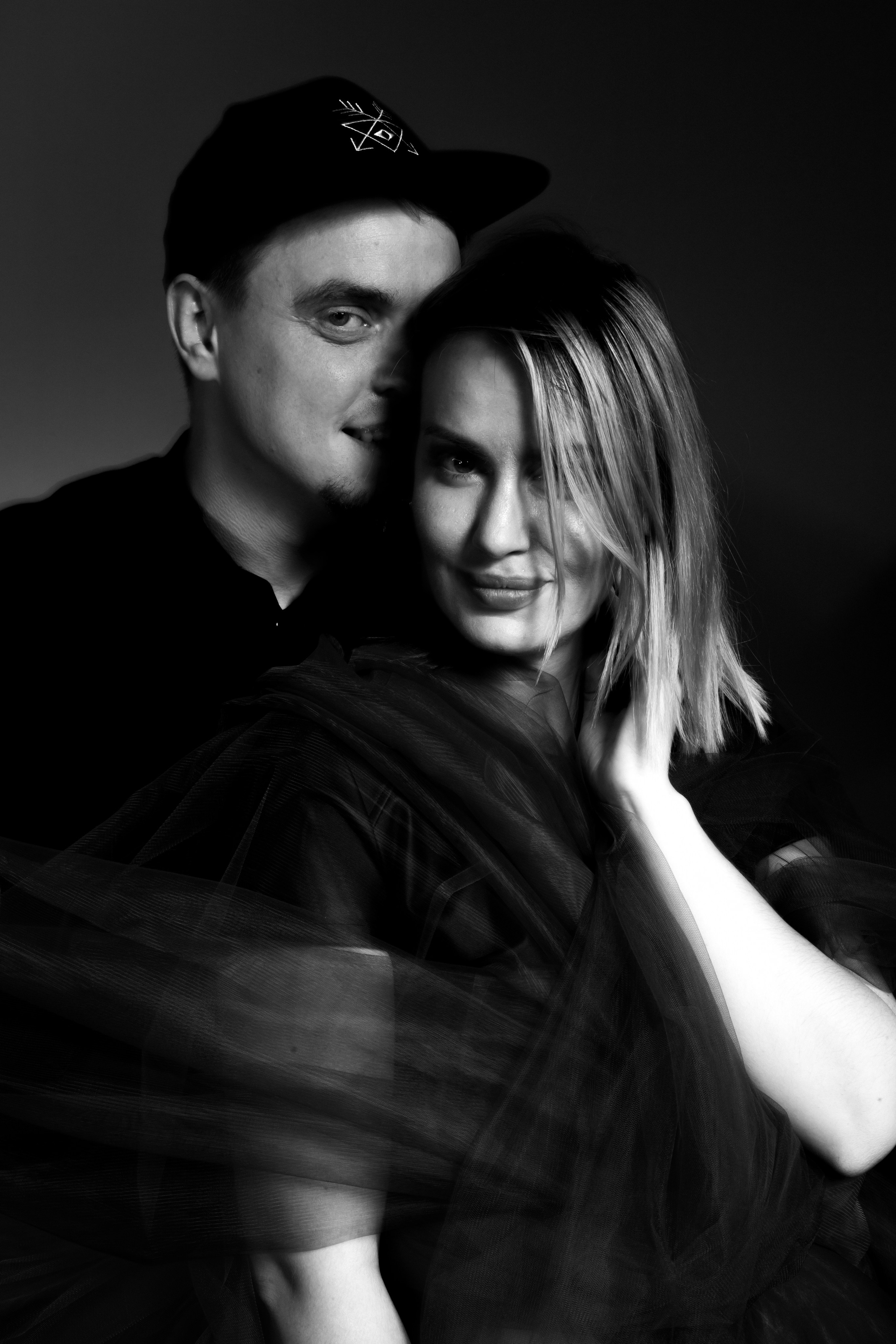 Семейный портрет на фоне. Фотограф в Тюмени Даша Михнова. Портреты, фотопроекты, фотодни