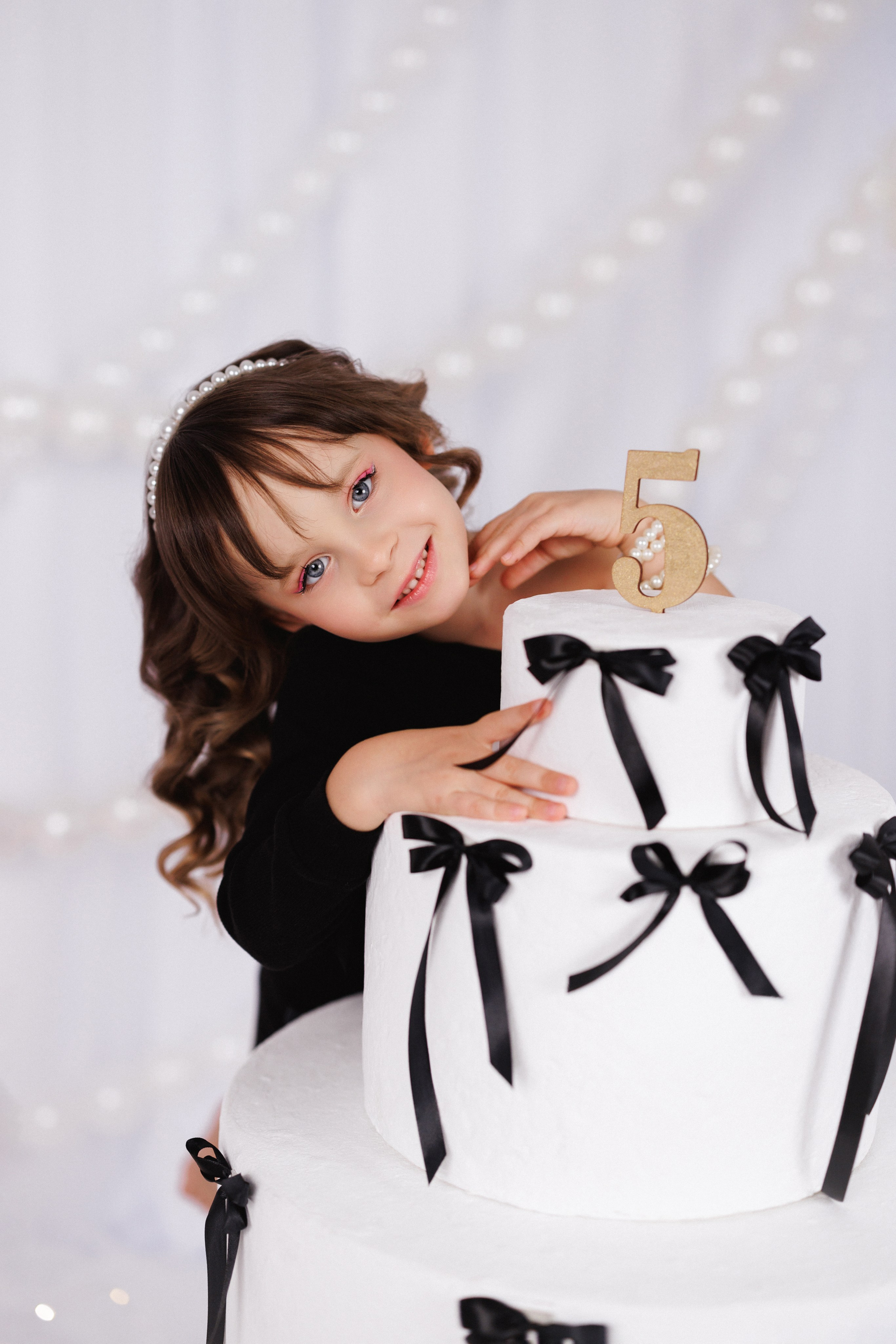 Фотосессия к дню рождения с большим тортом, в детской фотостудии «Антураж», город Краснодар. Семейный и детский фотограф в Краснодаре Анна Трашкова