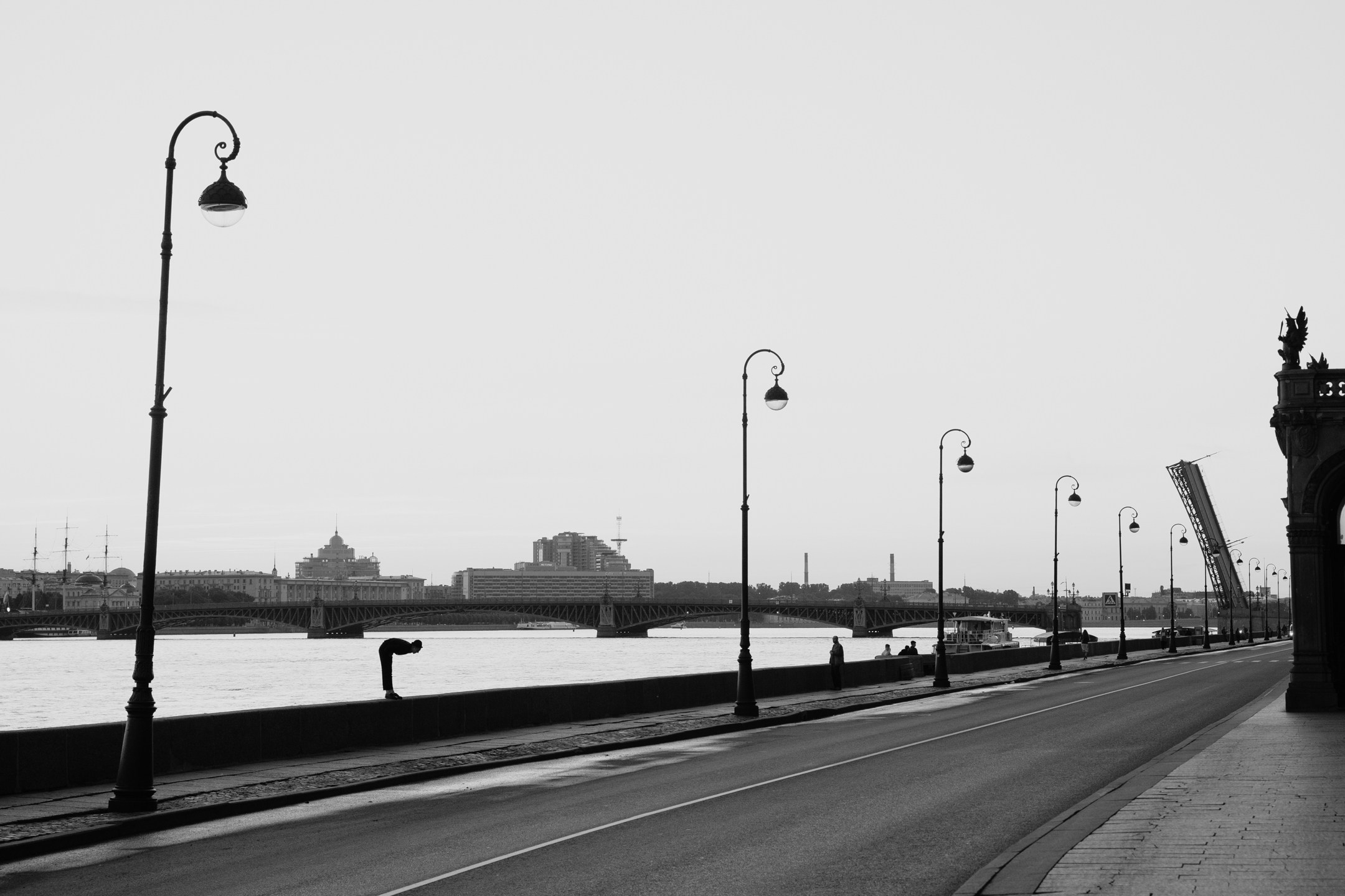 Утренний снимок дальнего плана возле разводного моста в Санкт-Петербурге 