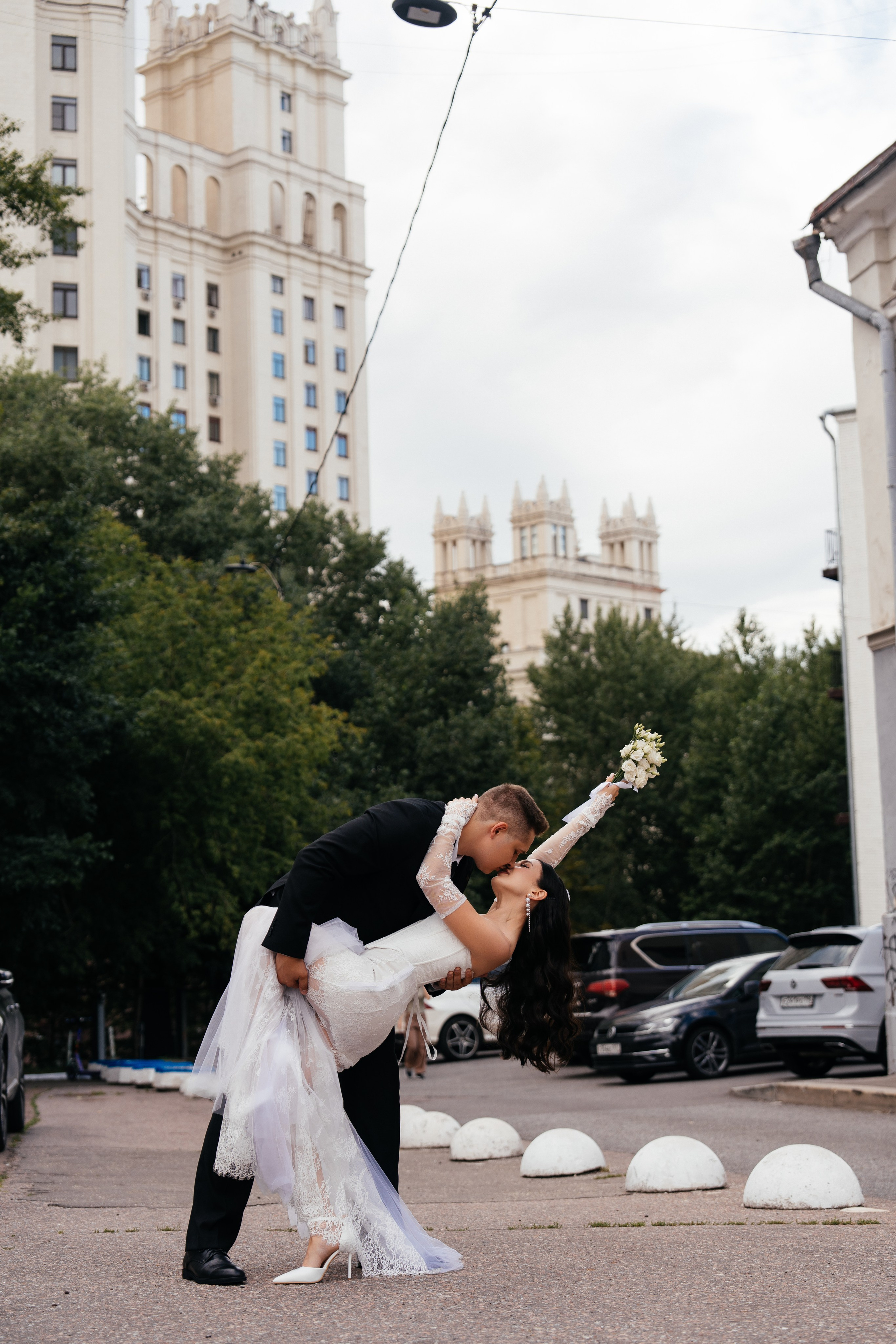Свадебная фотосессия в Москве у высотки на Котельнической набережной. Свадебный фотограф в Москве Анна Полушина