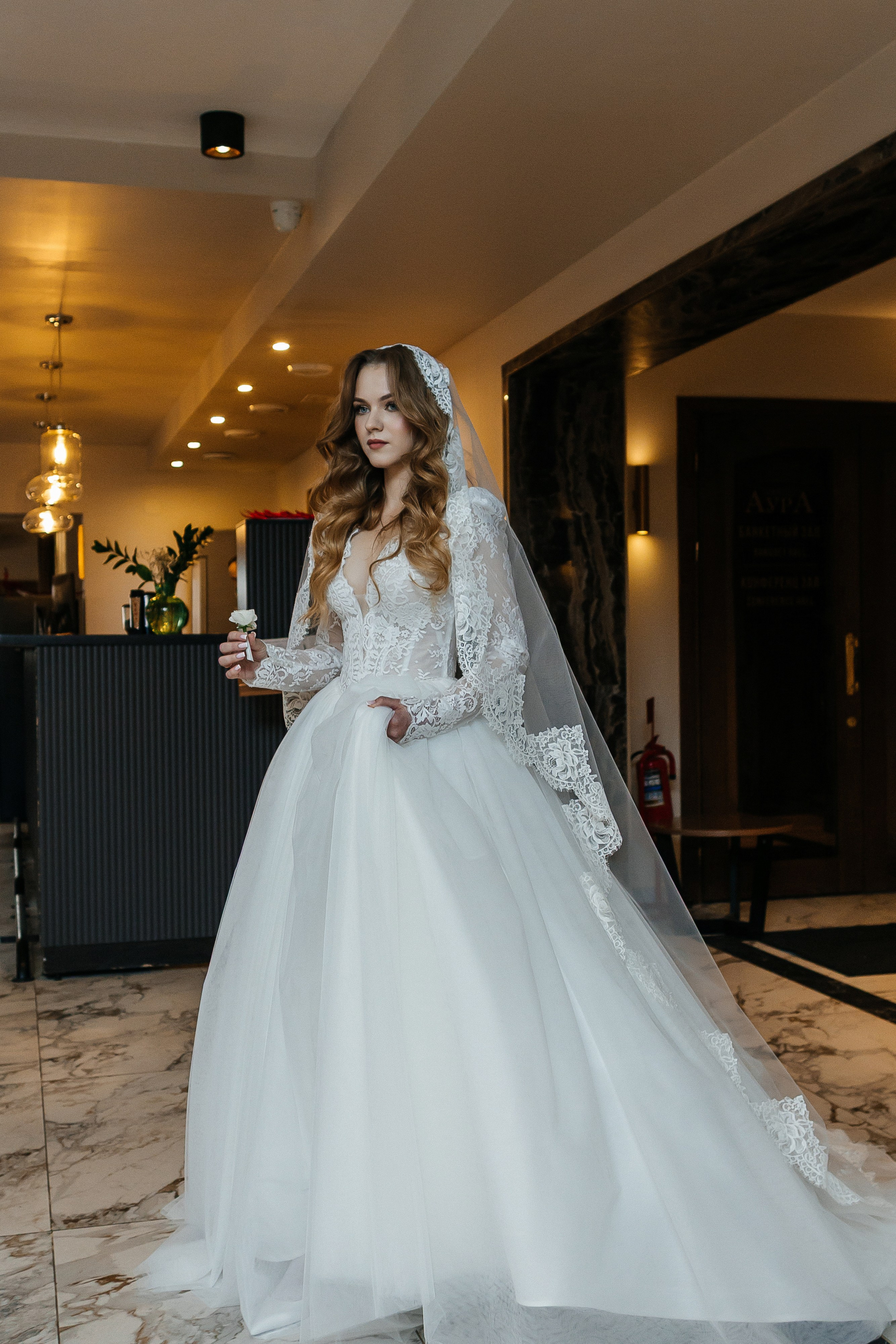 Роскошное утро пары в номере отеля. Олег Сверчков | Свадебный фотограф Вологда