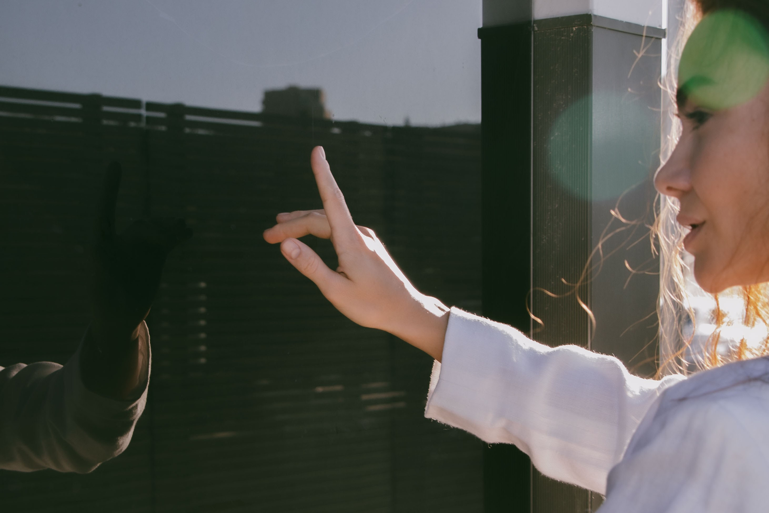 девушка смотрит на свое отражение 