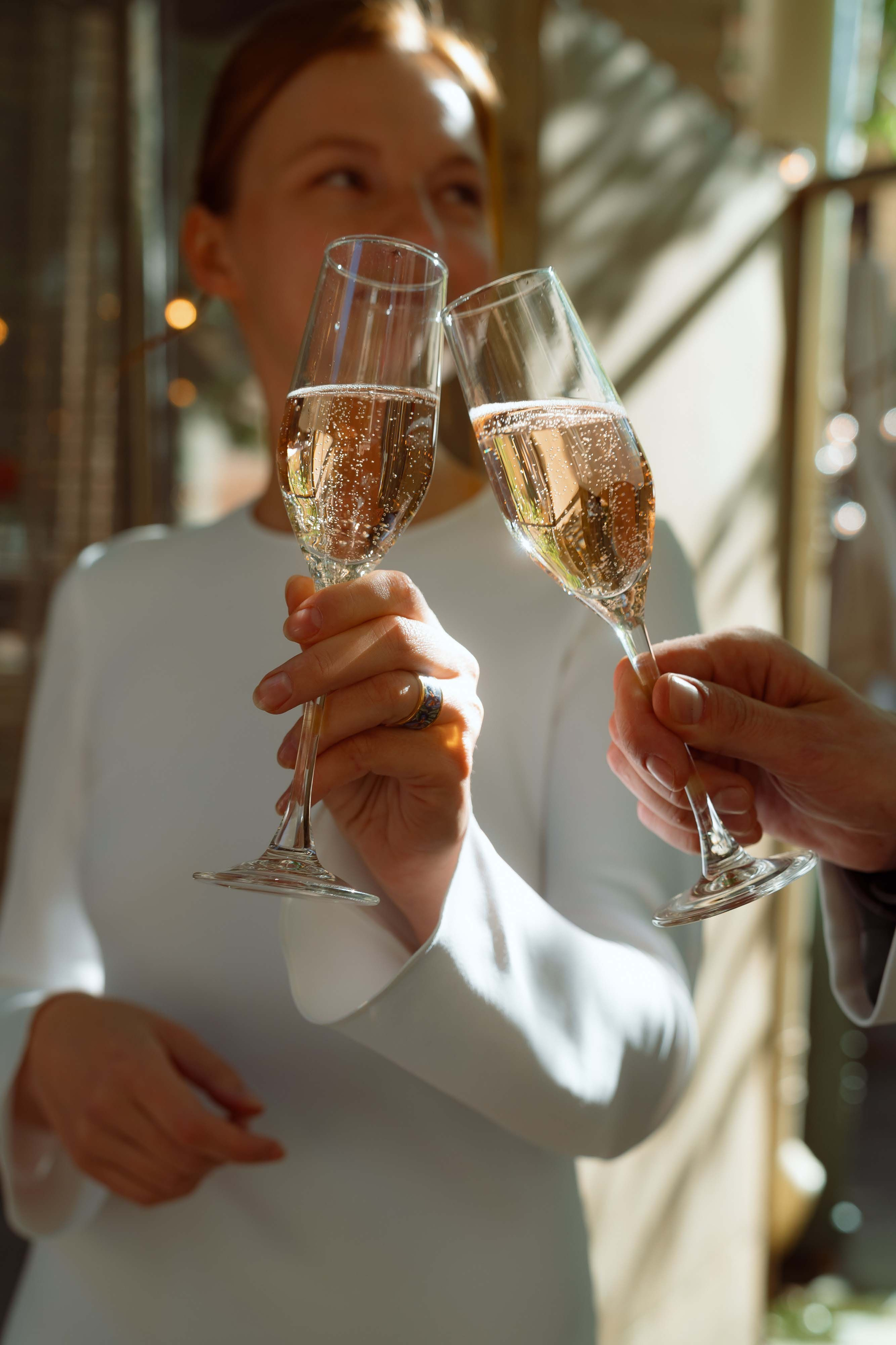 Фотосъёмка невесты с бокалами шампанского — свадьбы в СПб