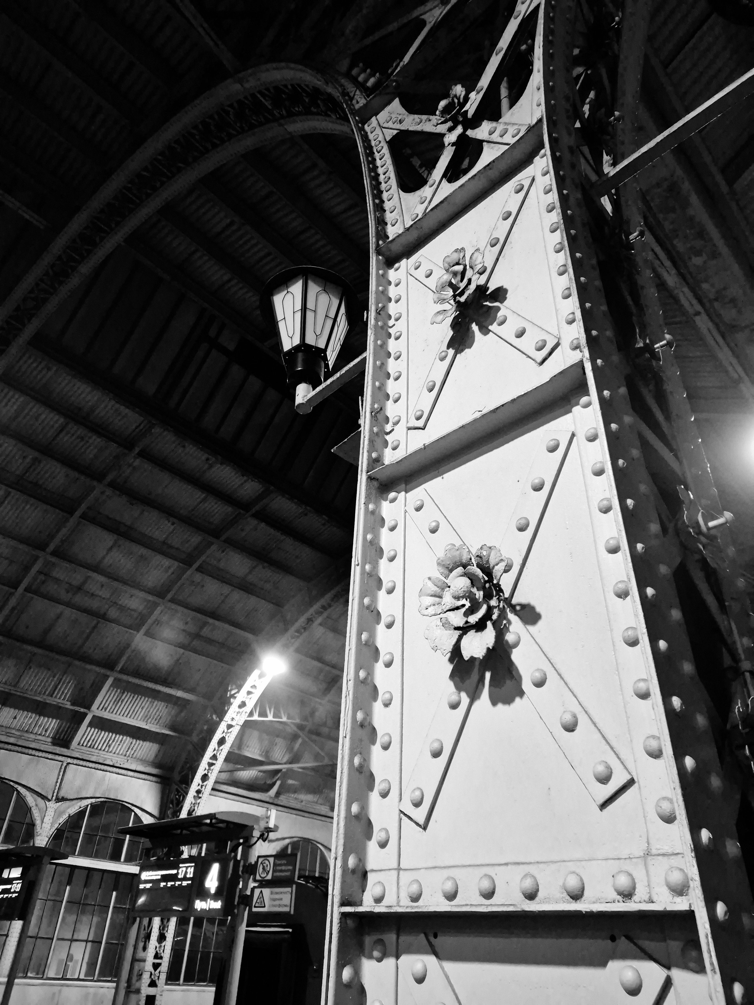 Дебаркадер укрыт купольными перекрытиями