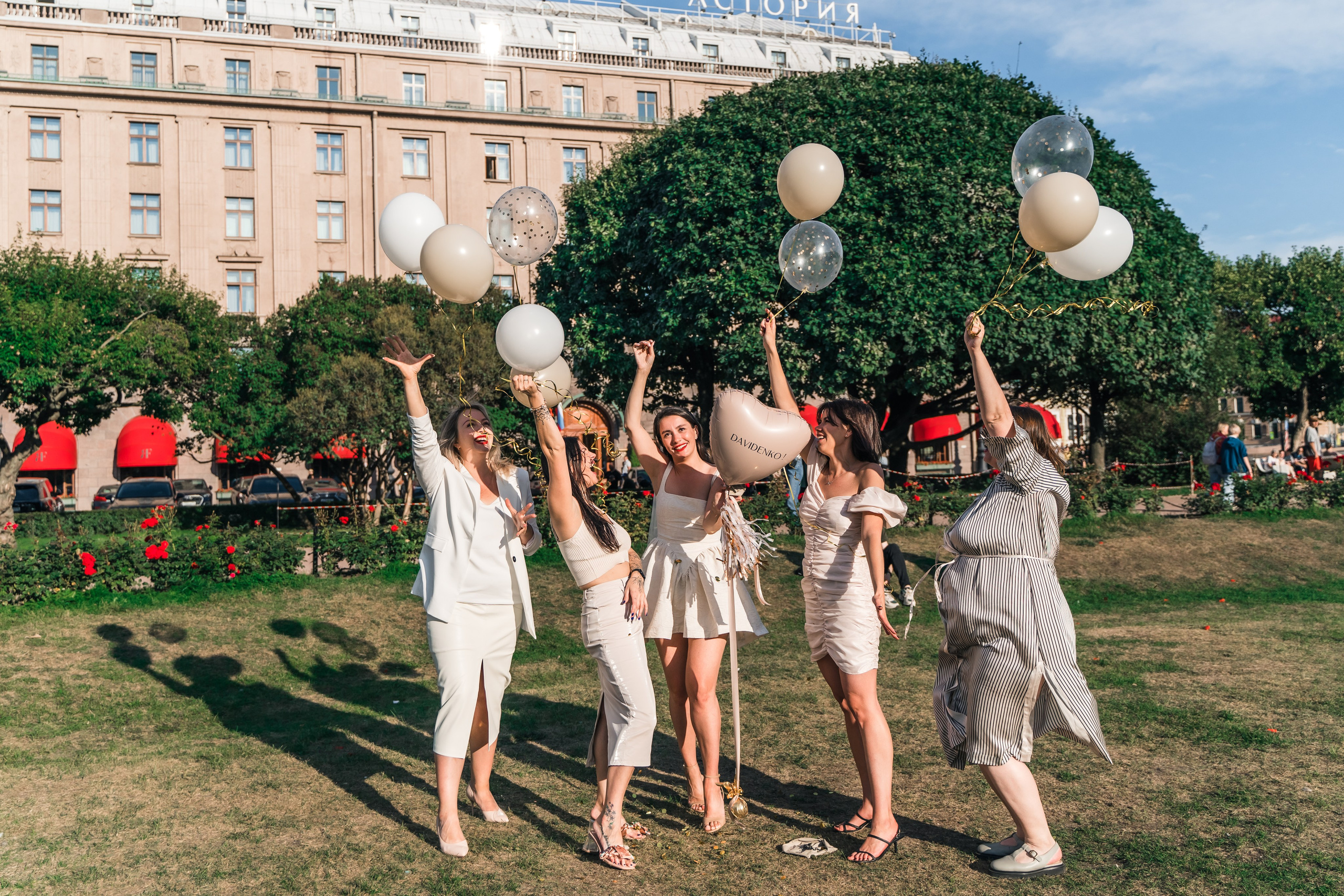 Фотосъемка девичника, встреча девушек, веселые женские портреты