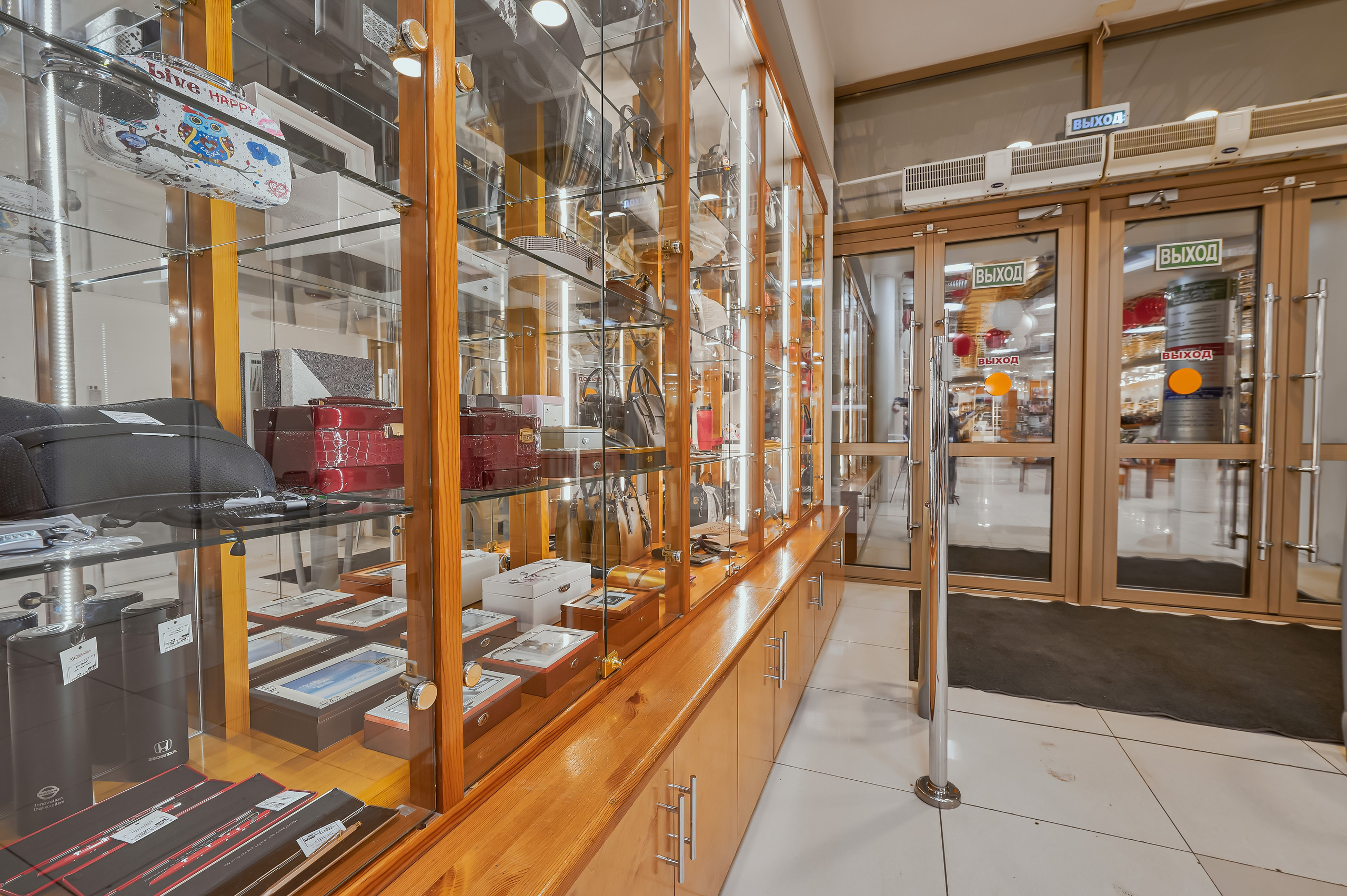 Портфолио по интерьерной и экстерьерной фотосъёмки: Мир Сумок — Правый берег. Фотограф Яковлев Роман — Красноярск