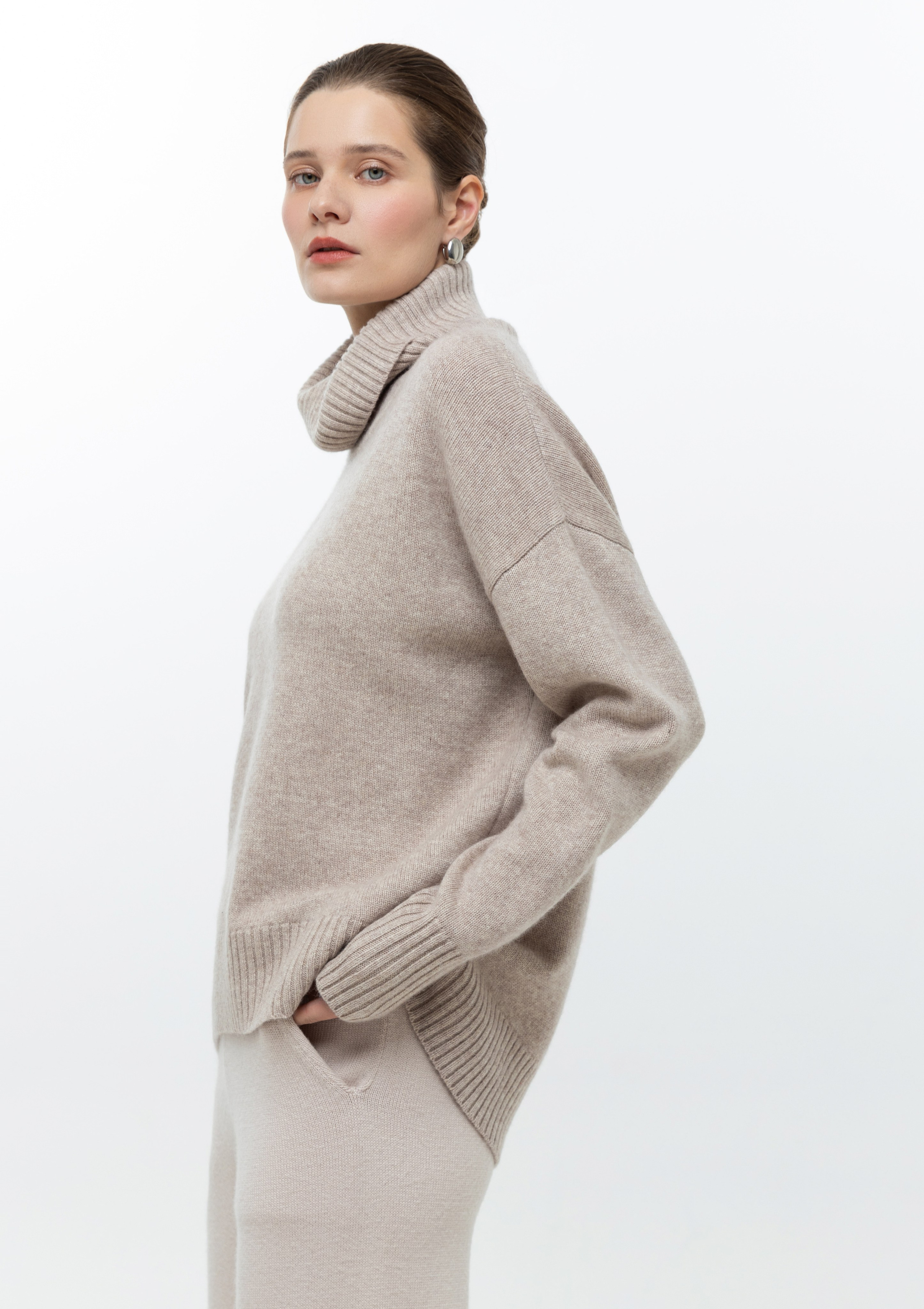 Каталог. Верхняя одежда + трикотаж бренда. 4ч,. Визажист для брендов, Фэшн продюсер Олеся Глушкова