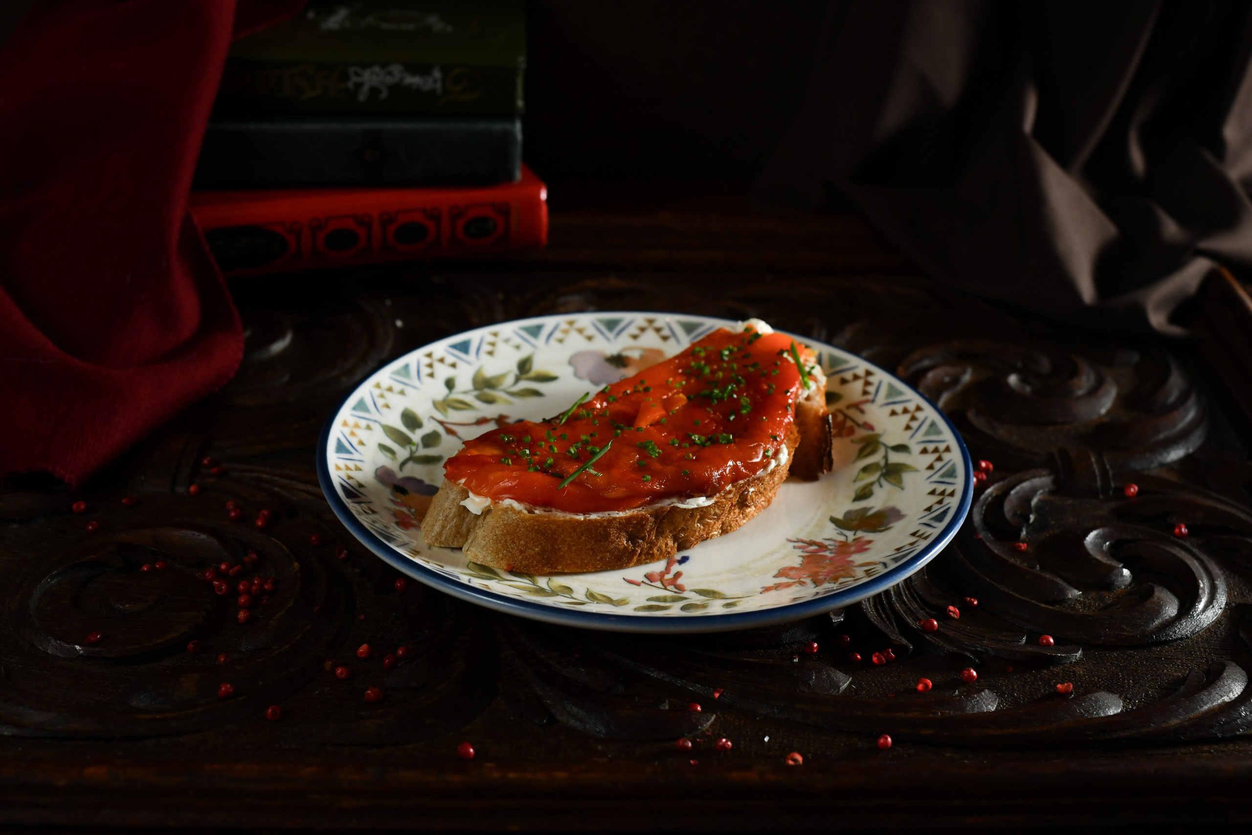 Тёмный фон, глубокие тени, драматичный свет, еда как главный герой в нуар-кино. Профессиональный фото и видео контент для бизнеса