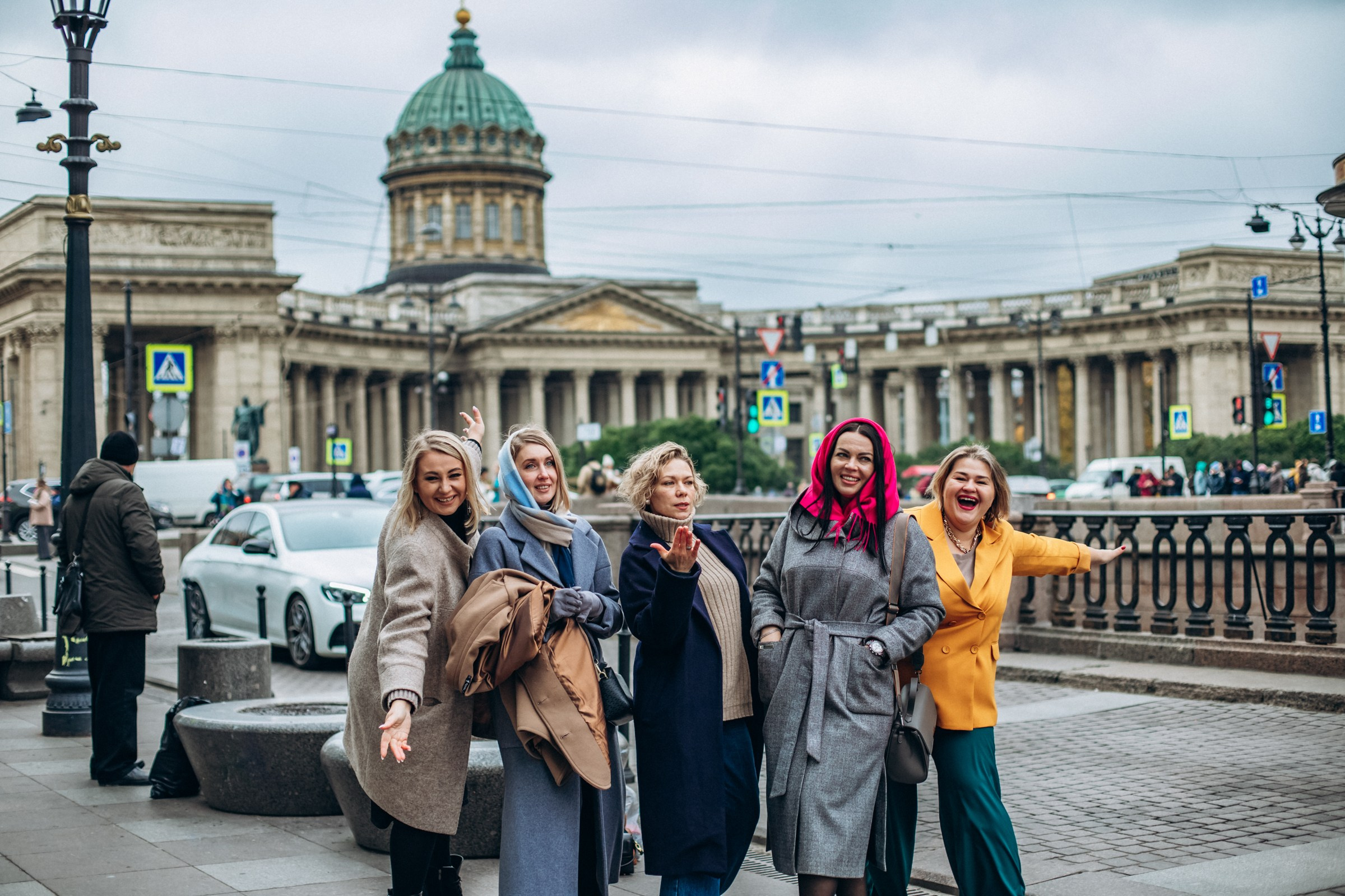 Маргарита с подругами в октябре. Фотопрогулка в Петербурге. Индивидуальный и семейный фотограф в Санкт-Петербурге