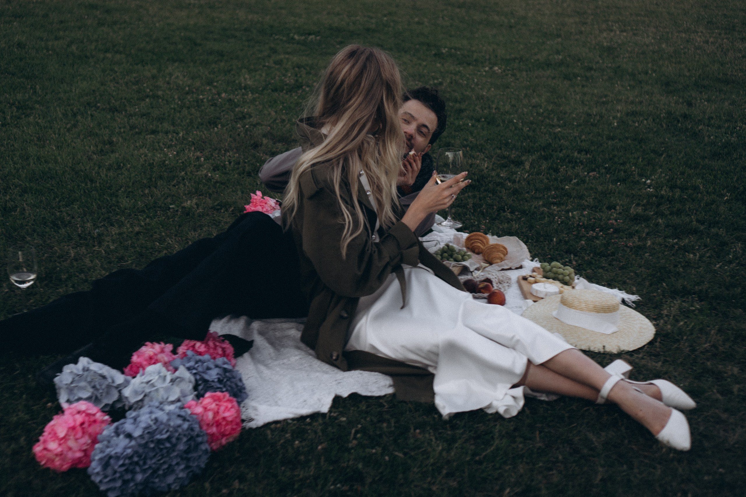 СВАДЕБНАЯ СЬЕМКА ПАРЫ НА РАССВЕТЕ В БЕЛЫЕ НОЧИ И ПРОГУЛКА С РАЗВОДНЫМИ МОСТАМИ И ПИКНИК ВОЗЛЕ ИСАКИЕВСКОГО СОБОРА. Профессиональный фотограф, Санкт-Петербург — Виктория Богомолова