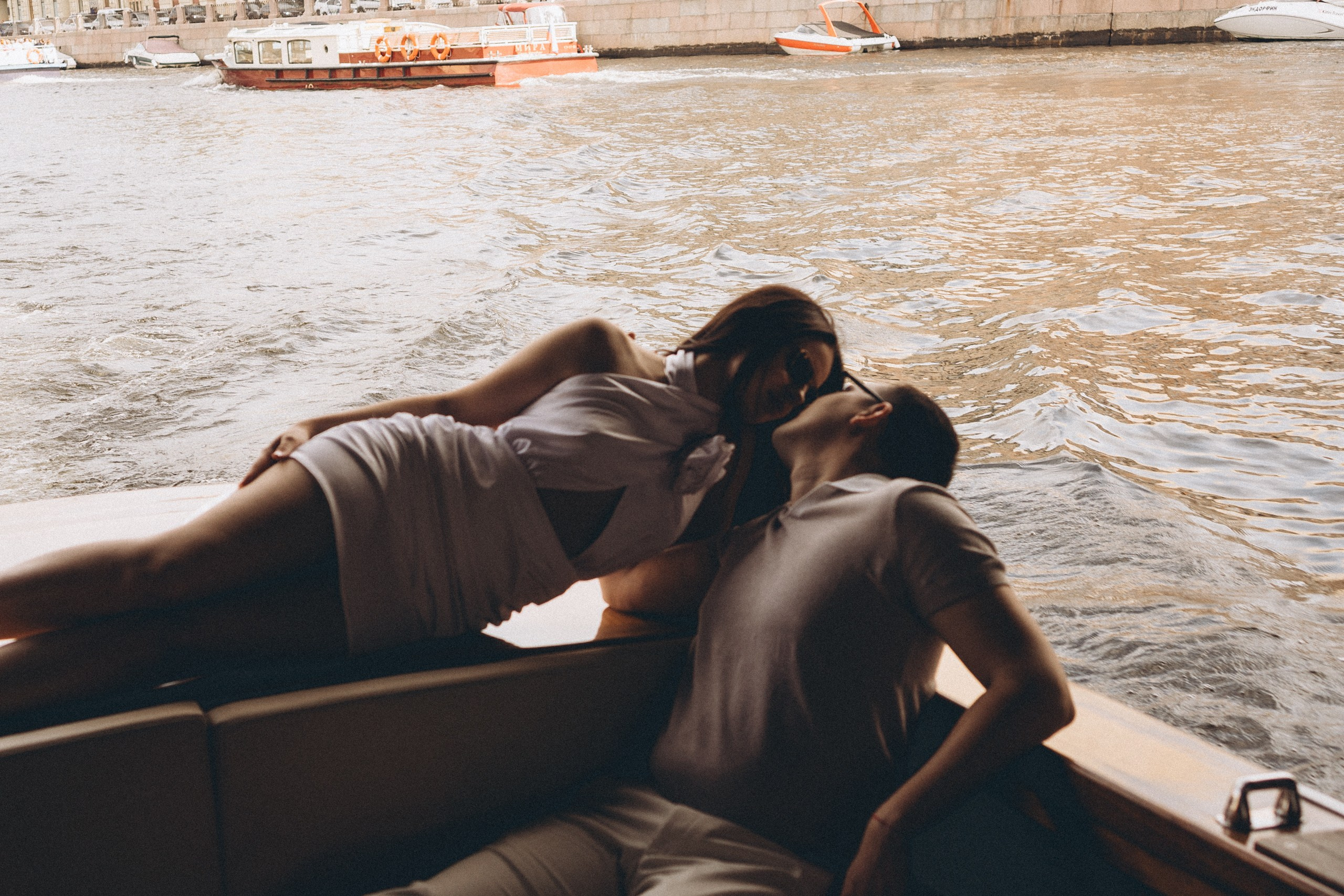 СВАДЕНБНАЯ СЬЕМКА НА КАТЕРЕ ПО КАНАЛАМ САНКТ-ПЕТЕРБУРГА И В АКВАТОРИИ НЕВЫ. Профессиональный фотограф, Санкт-Петербург — Виктория Богомолова