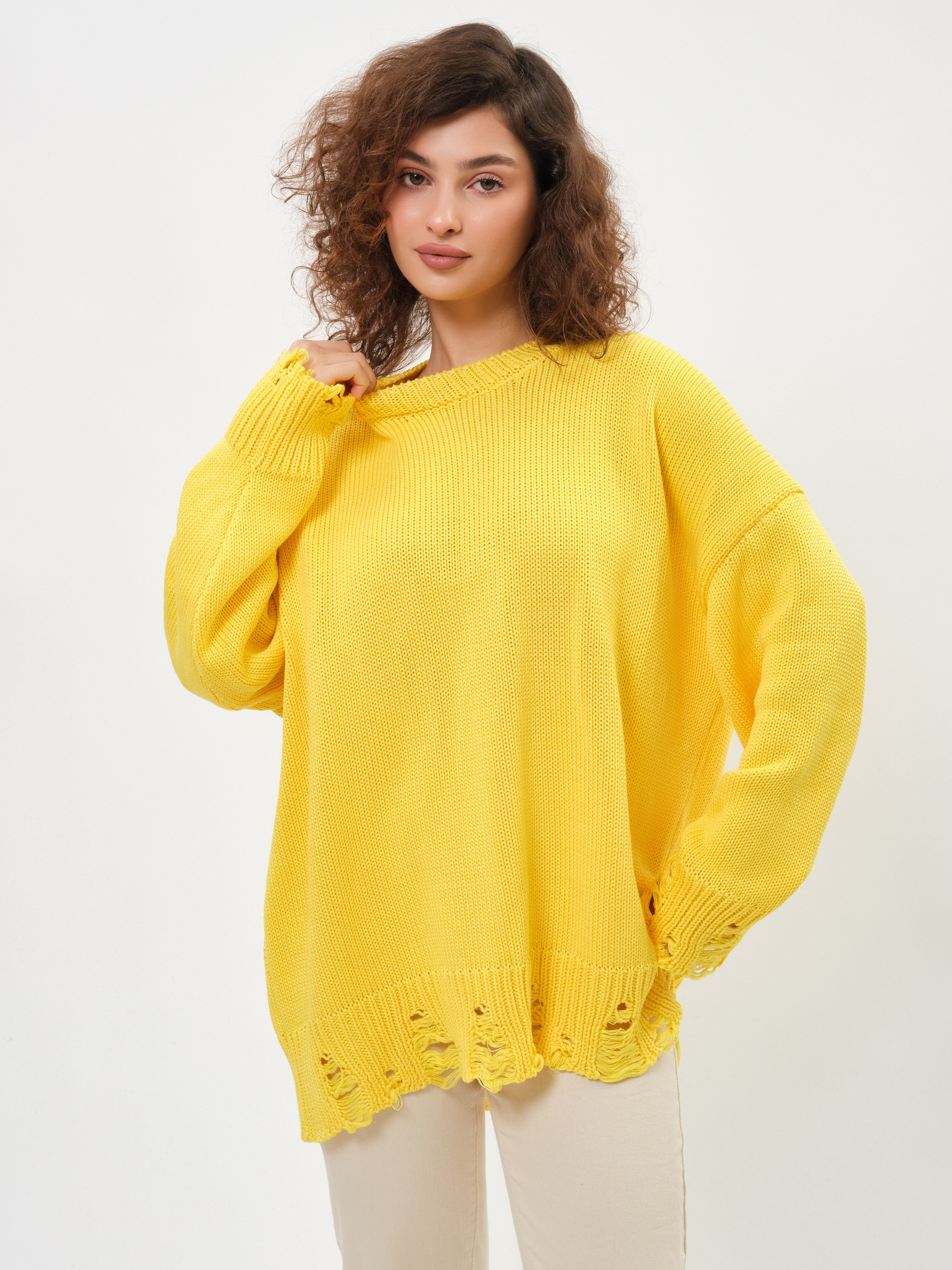 Каталожная съёмка в жёлтом свитере