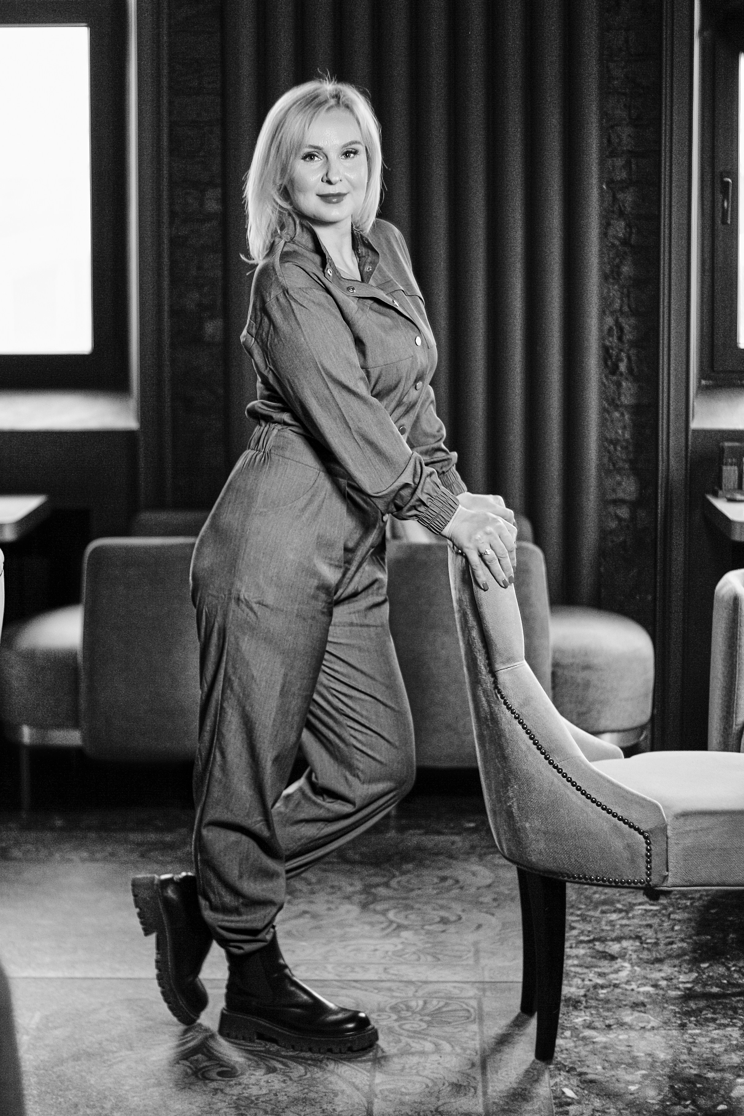 Чёрно-белый портрет сексуальной женщины-блондинки в кафе Иваново