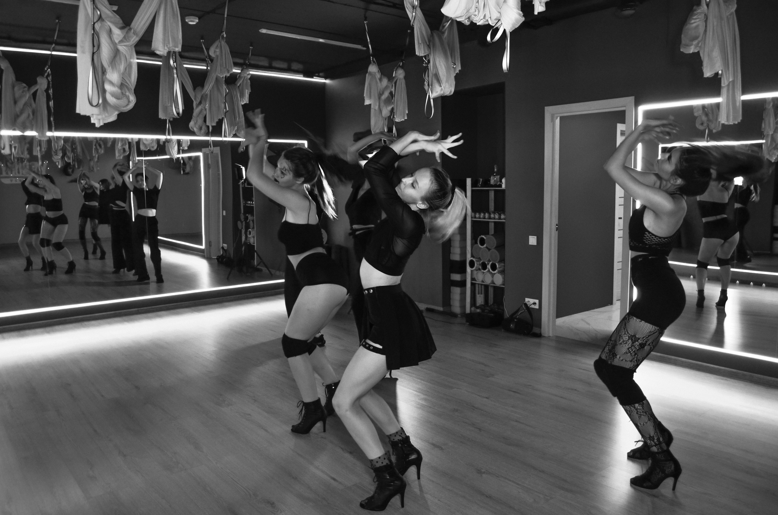 Фоторепортаж мероприятия в фитнес-клубе. Денисова Аля — фотограф для парных съемок и индивидуальных историй в Барнауле