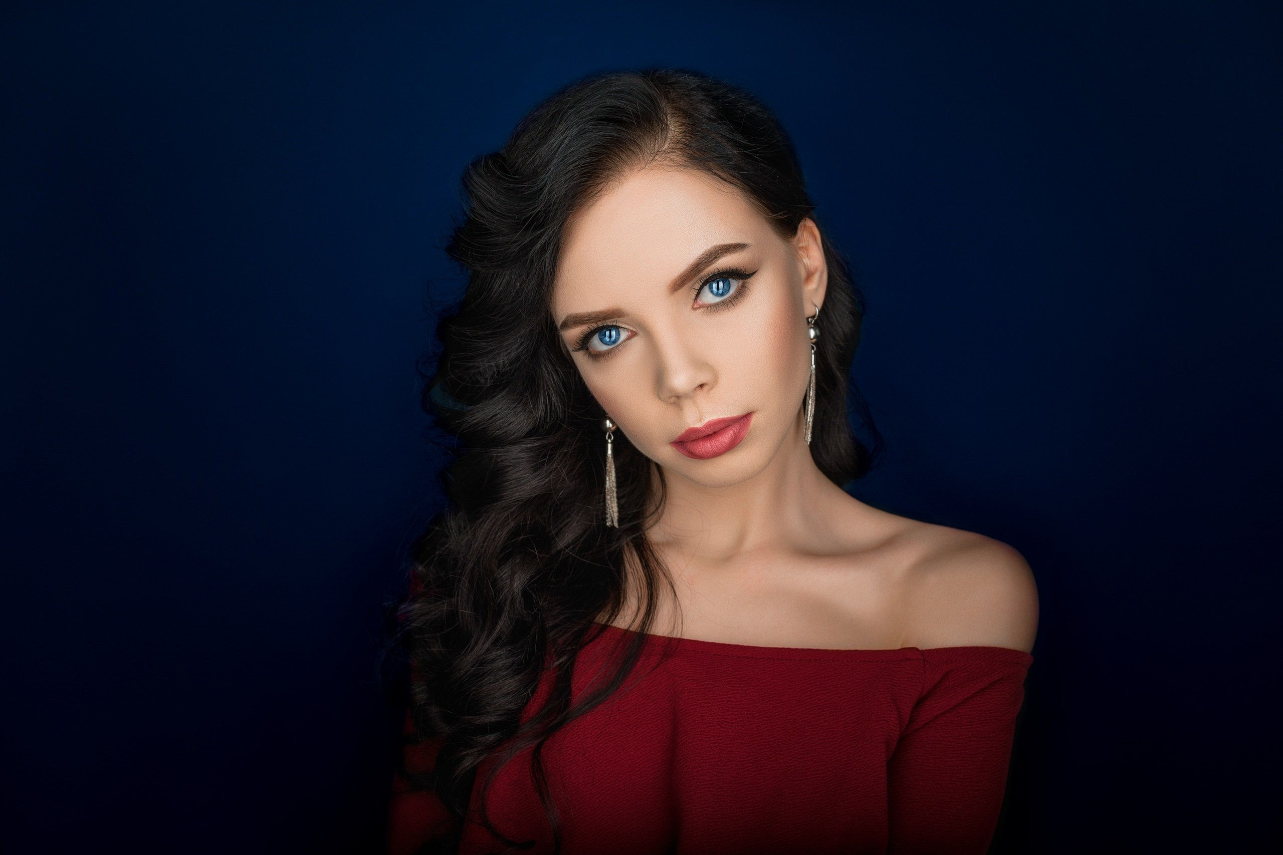 Фотосессия девушки в красном. Компания и фотошкола по созданию контента в Москве