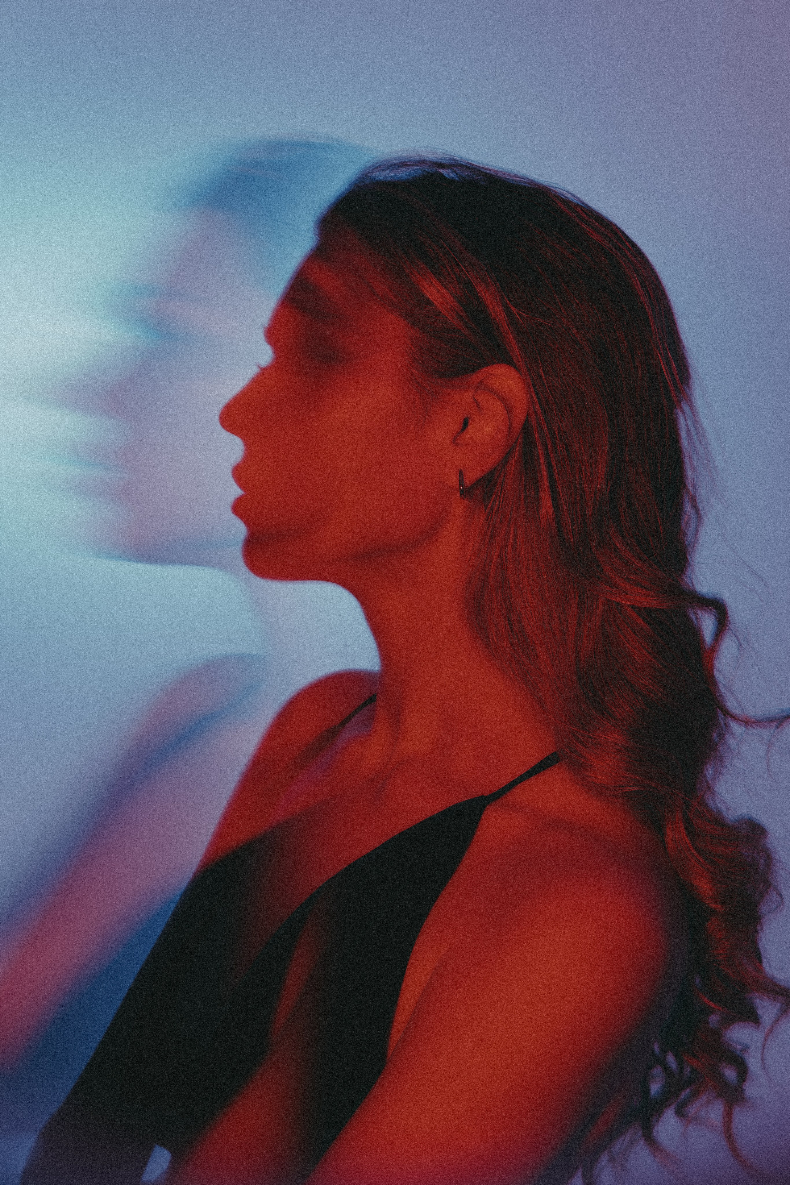 креативный женский портрет в студии с эффектами