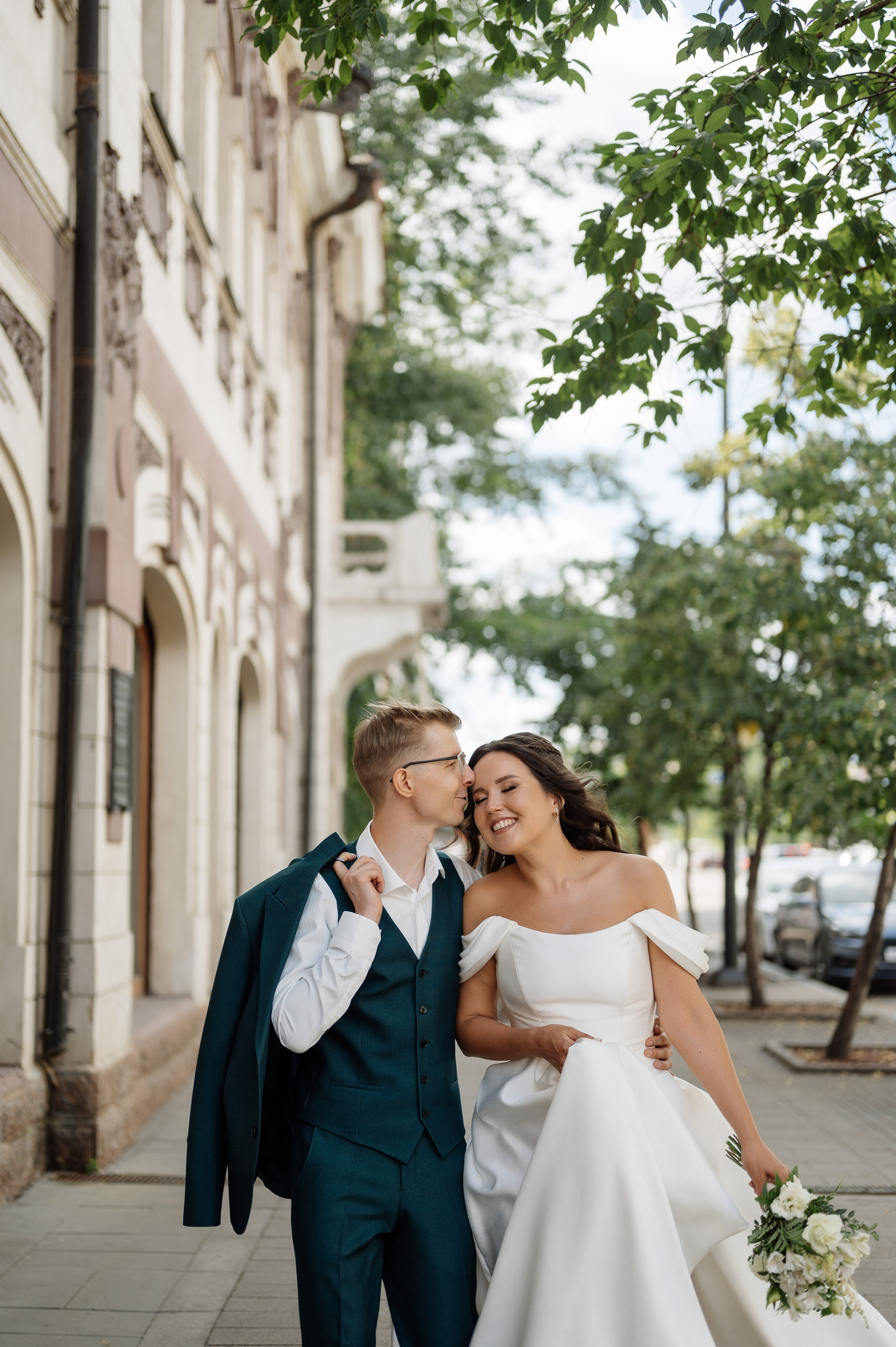 красивая прогулка жениха и невесты по центру города Красноярск 