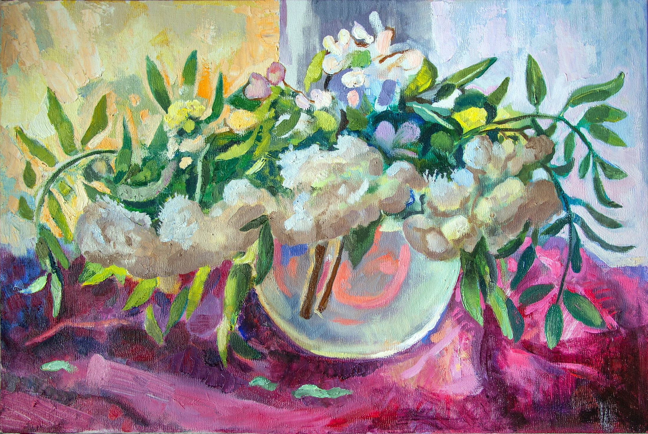 Цветы в круглой вазе