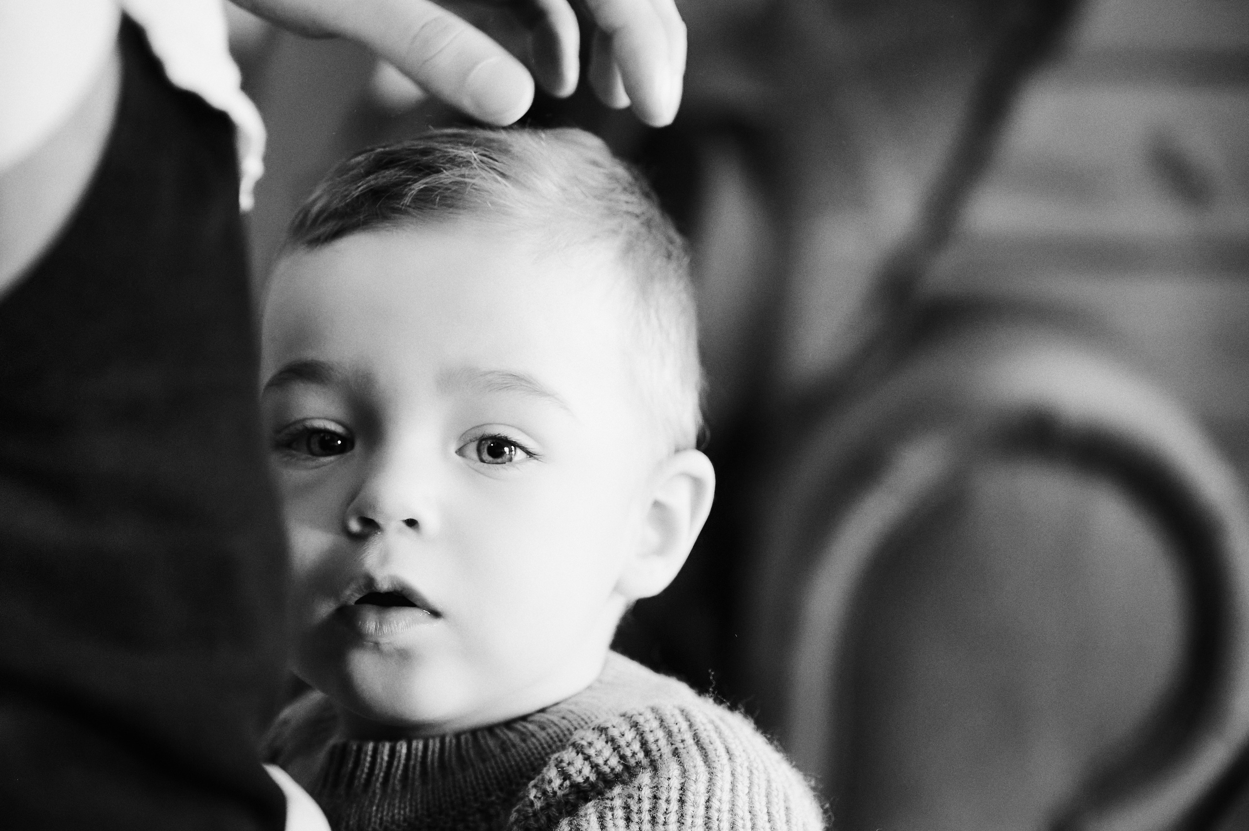 портрет маленького мальчика в помещении, крупный план, детские глаза смотрят в объектив