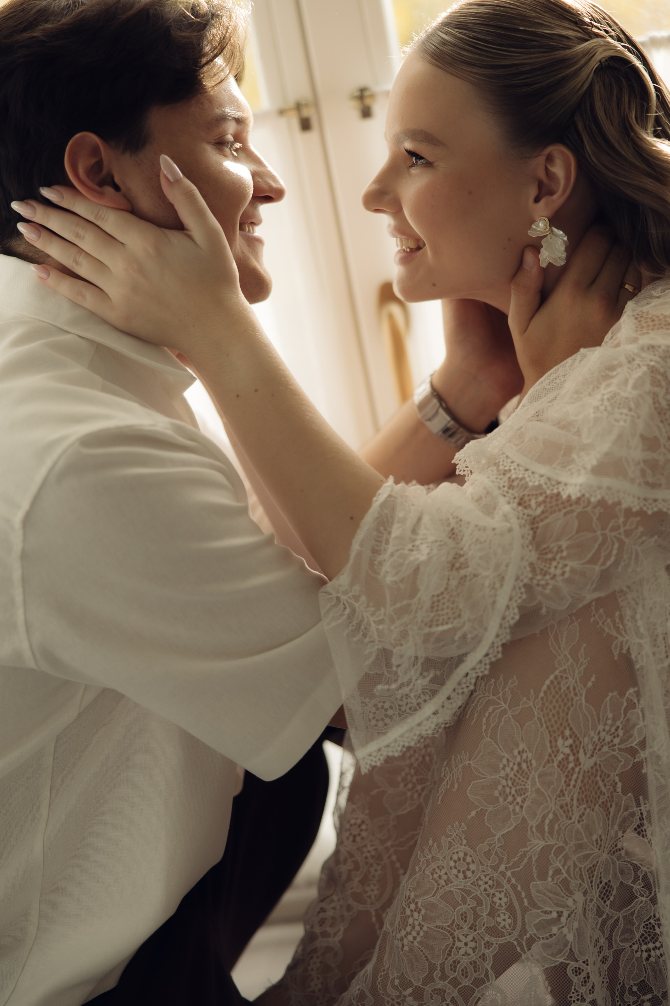 Таня и Тимур, утренние сборы в квартире и свадебный ужин. Фотограф любви в городе Казань