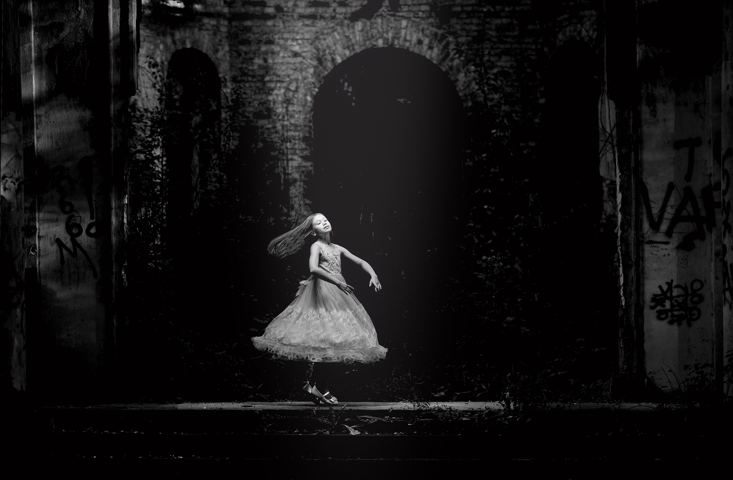 Девочка танцует в развалинах усадьбы