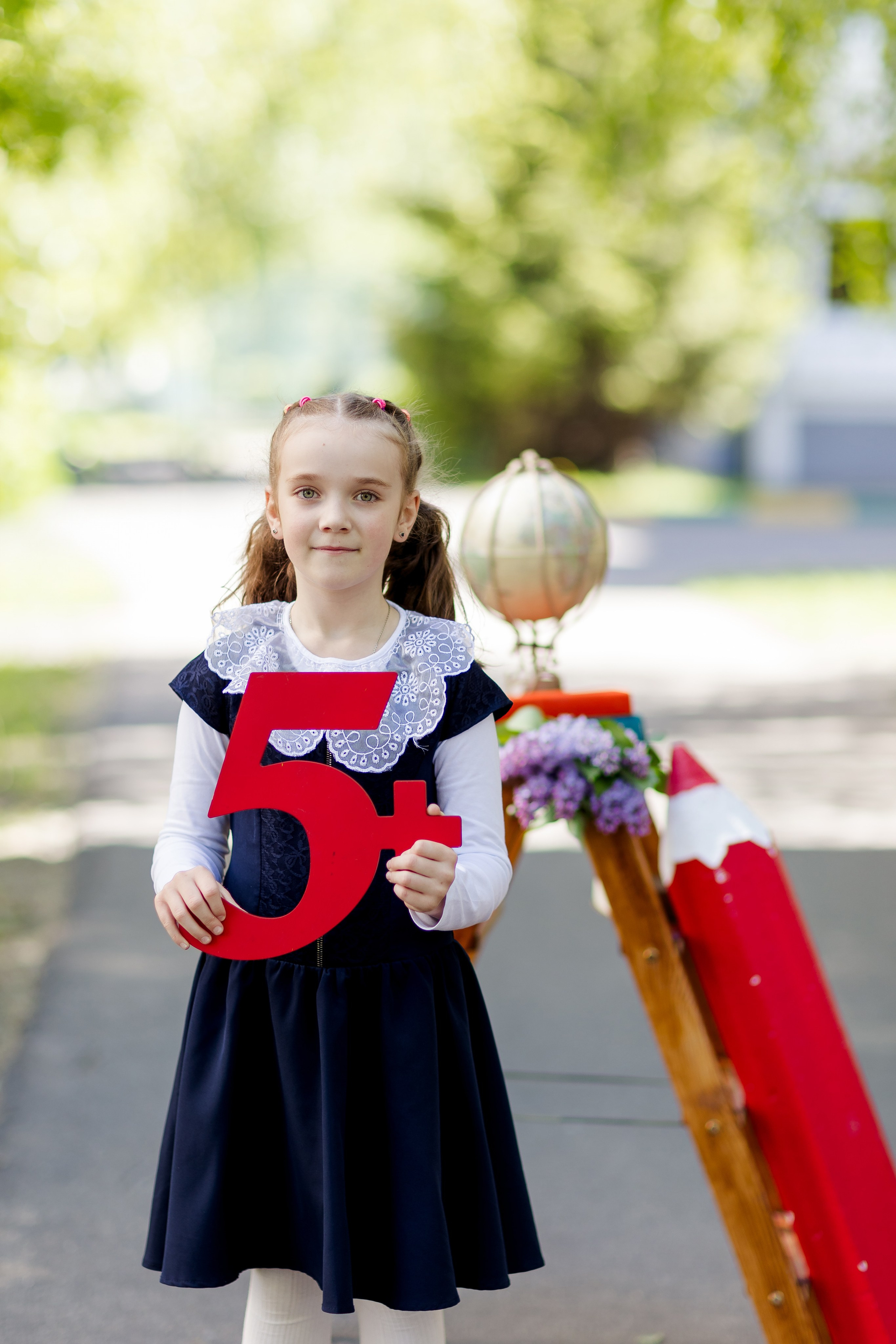 Портрет девочки на улице с пятеркой