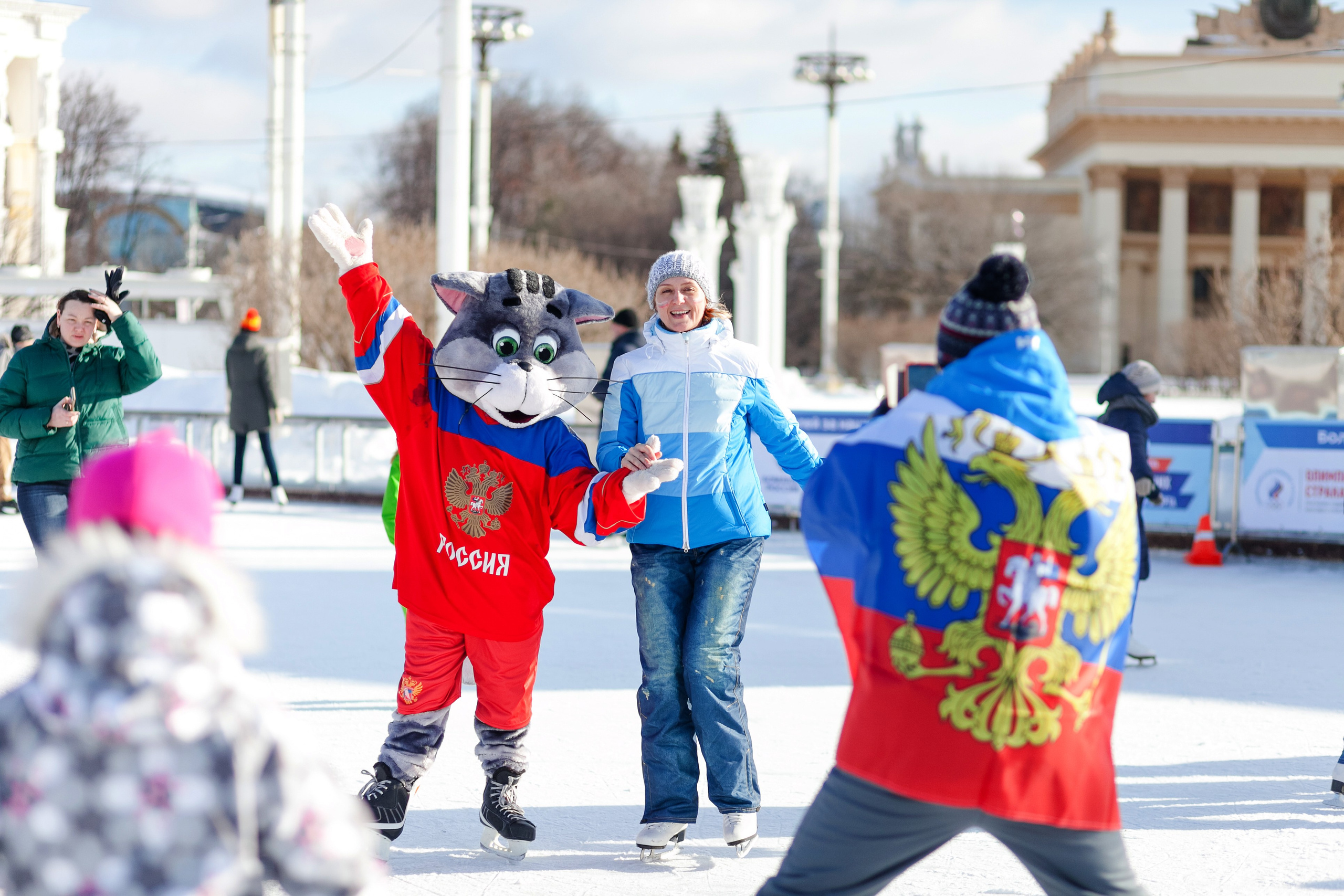 Мужчина фотографирует свою подругу вместе с аниматором котом
