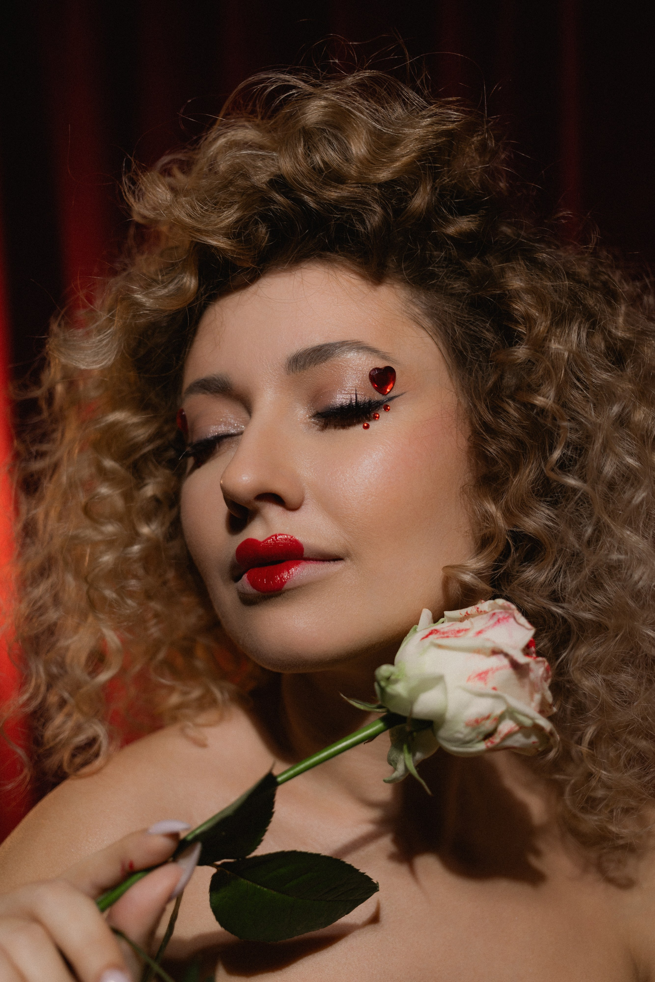 Красная королева из алисы в стране чудес карты красные розы. Фотограф Евпатория Крым