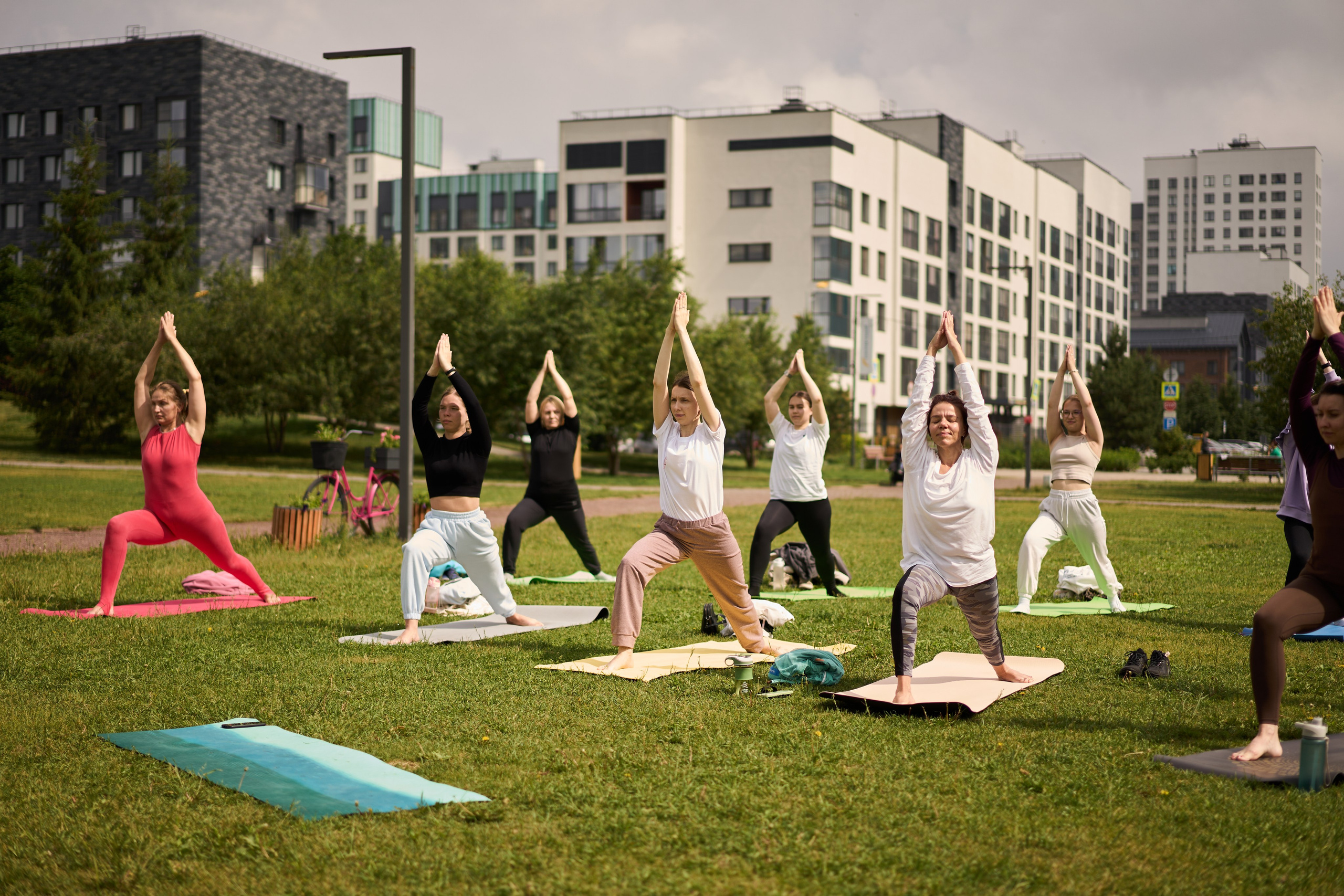 Репортажная съемка занятия йоги в парке. Фотограф Екатеринбург Кокшарова Александра