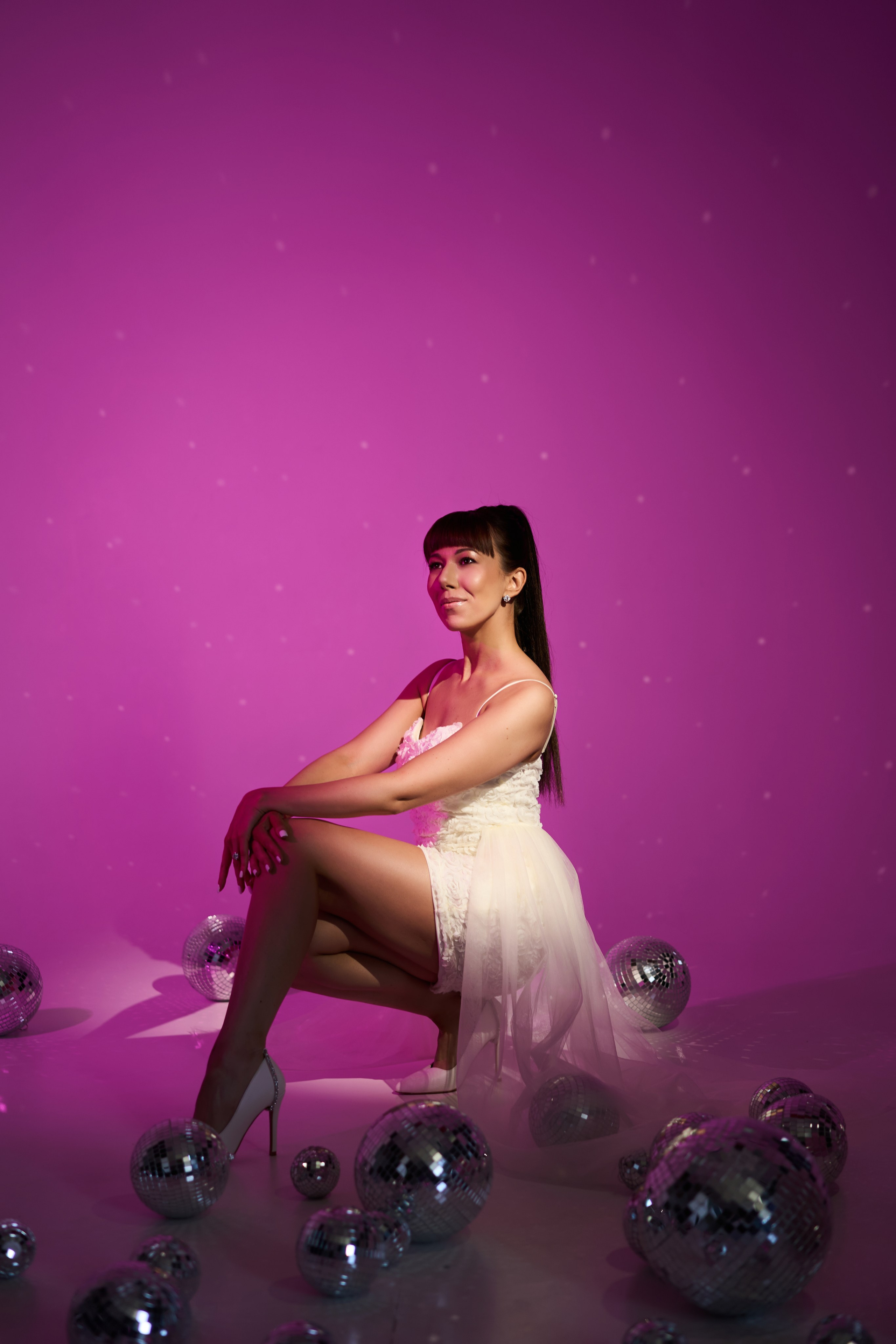 Фотосессия на циклораме с цветным светом. Фотограф Екатеринбург Кокшарова Александра