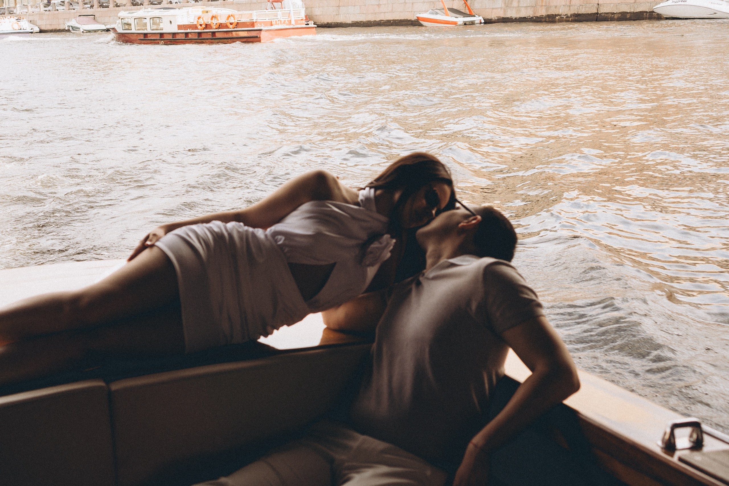 СВАДЕНБНАЯ СЬЕМКА НА КАТЕРЕ ПО КАНАЛАМ САНКТ-ПЕТЕРБУРГА И В АКВАТОРИИ НЕВЫ. Профессиональный фотограф, Санкт-Петербург — Виктория Богомолова